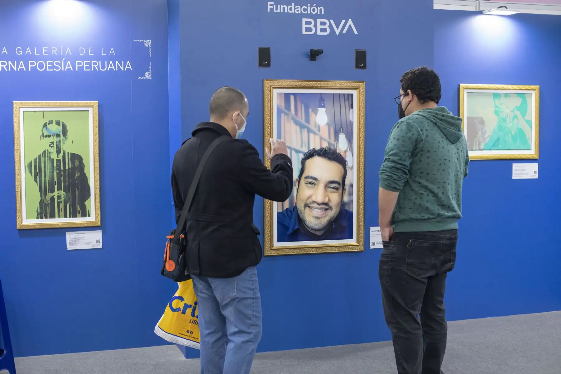 Al centro de la feria se encuentra el stand de la Fundación BBVA donde se puede interactuar a través de una pantalla en forma de cuadro con el Poeta Anónimo..
Foto: ANDINA/ Carla Patiño Ramírez
