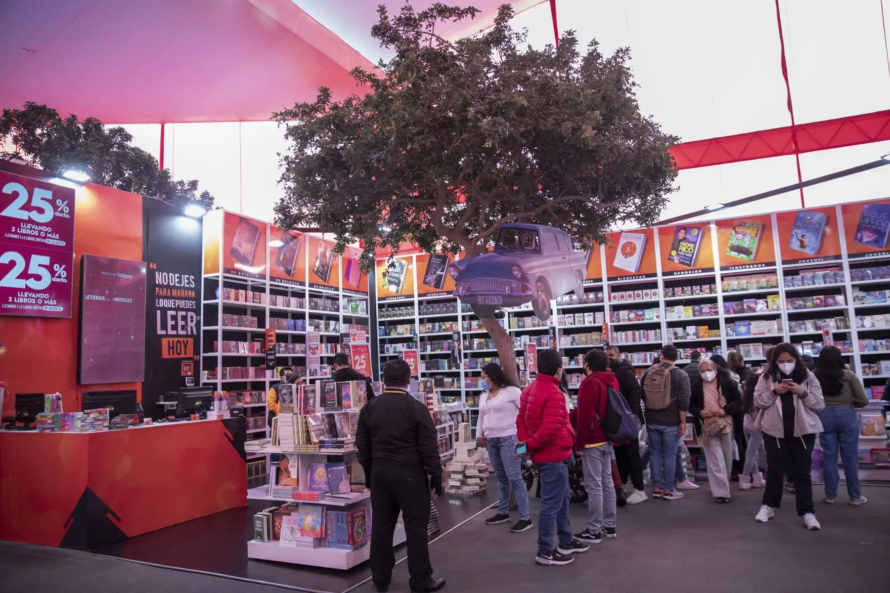 Casi al final de la feria se encuentra la libreria Mundo Mágico en el stand 180 donde podrás encontrar ejemplares especialmente dedicados a los fanáticos de Harry Potter y otras sagas mágicas. Tienen un 25% de descuento en todos los ejemplares de la tienda.
Foto: ANDINA/Carla Patiño Ramírez
