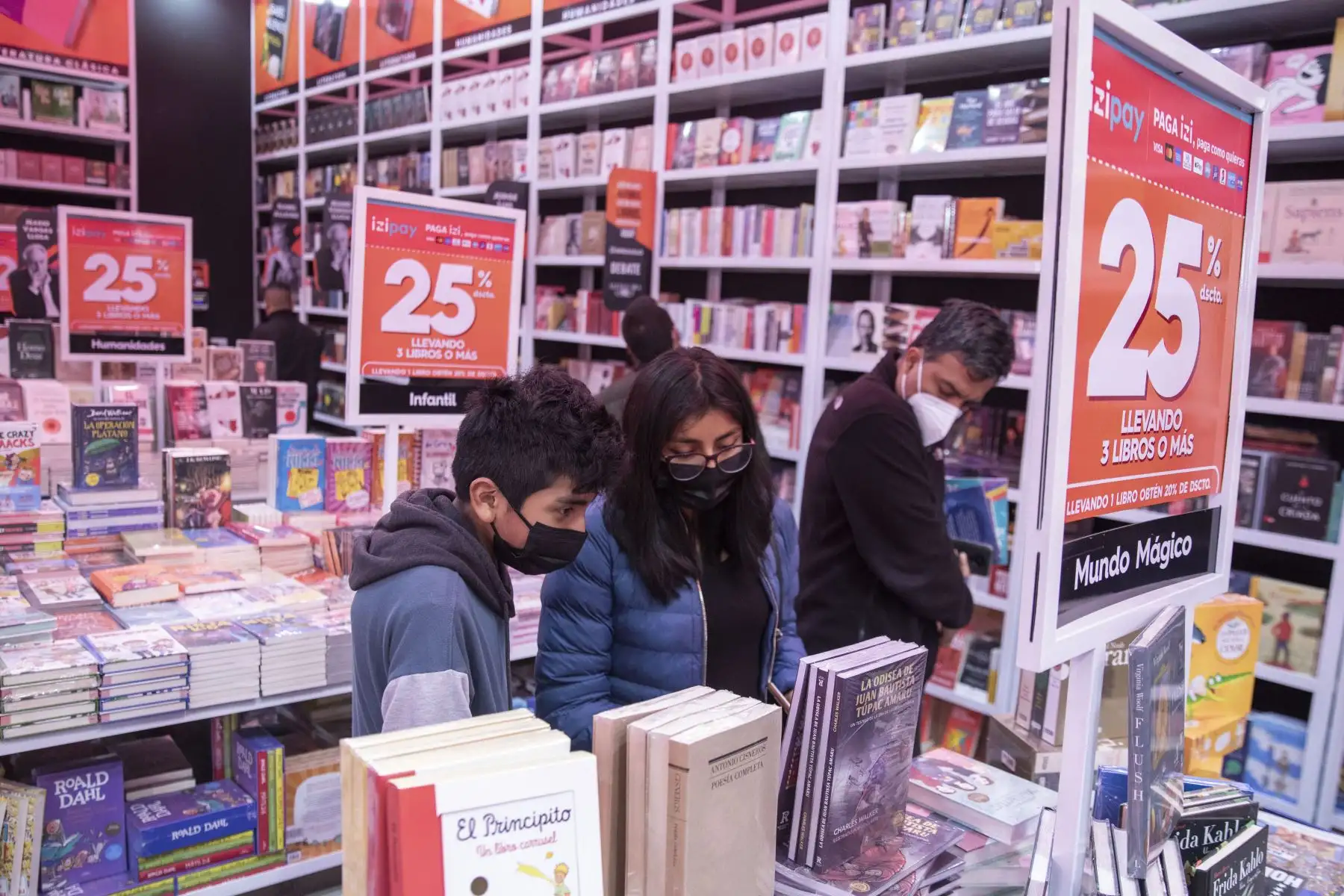 Casi al final de la feria se encuentra la libreria Mundo Mágico en el stand 180 donde podrás encontrar ejemplares especialmente dedicados a los fanáticos de Harry Potter y otras sagas mágicas. Tienen un 25% de descuento en todos los ejemplares de la tienda.