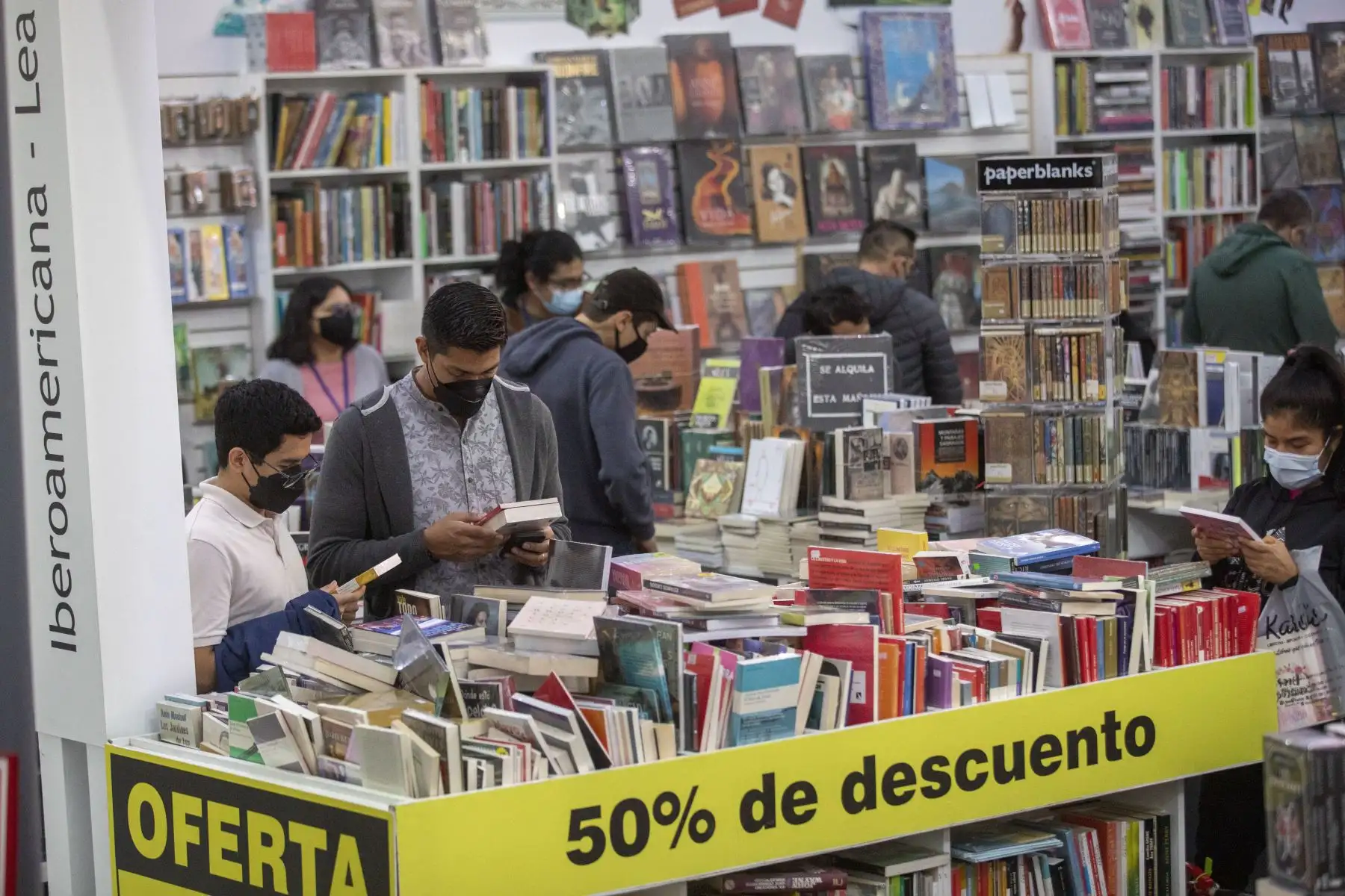 La librería Heraldos Negros está ubicada en el stand 7A en el corredor principal y tiene ofertas desde el 50% de descuento en ejemplares seleccionados. 
Foto: ANDINA/ Carla Patiño Ramírez
