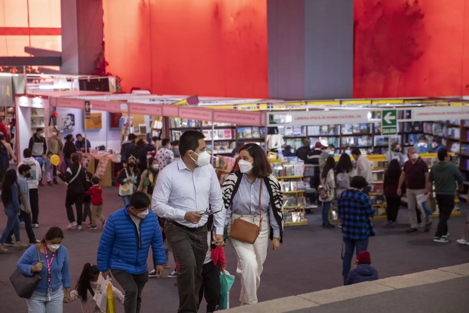 Personas continúan visitando a 26ª Feria Internacional del Libro de Lima (FIL Lima 2022) que irá del del 22 de julio a 7 de agosto, en el parque Próceres de la Independencia, ubicado en la cuadra 16 de la avenida Salaverry, en Jesús María.
Foto: ANDINA/ Carla Patiño Ramírez