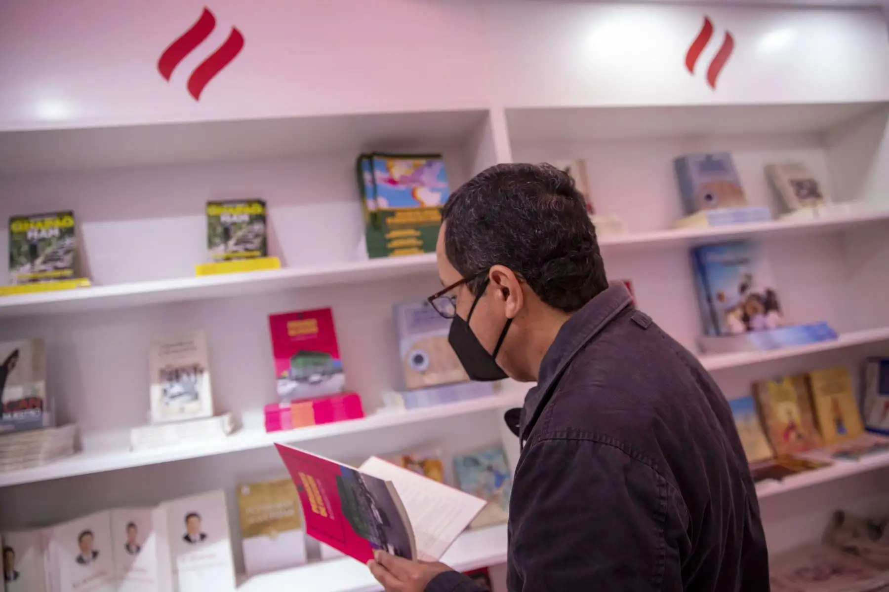 Personas continúan visitando a 26ª Feria Internacional del Libro de Lima (FIL Lima 2022). En la imagen, stand de Editora Perú donde tiene especial participación.
Foto: ANDINA(Carla Patiño Ramírez