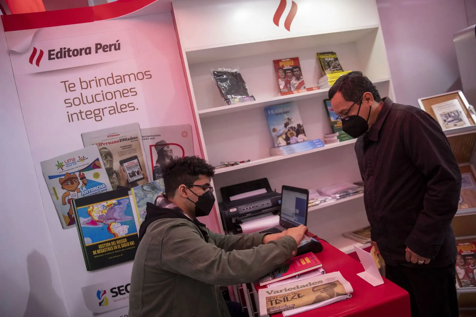 Personas continúan visitando a 26ª Feria Internacional del Libro de Lima (FIL Lima 2022). En la imagen, stand de Editora Perú donde tiene especial participación.
Foto: ANDINA(Carla Patiño Ramírez