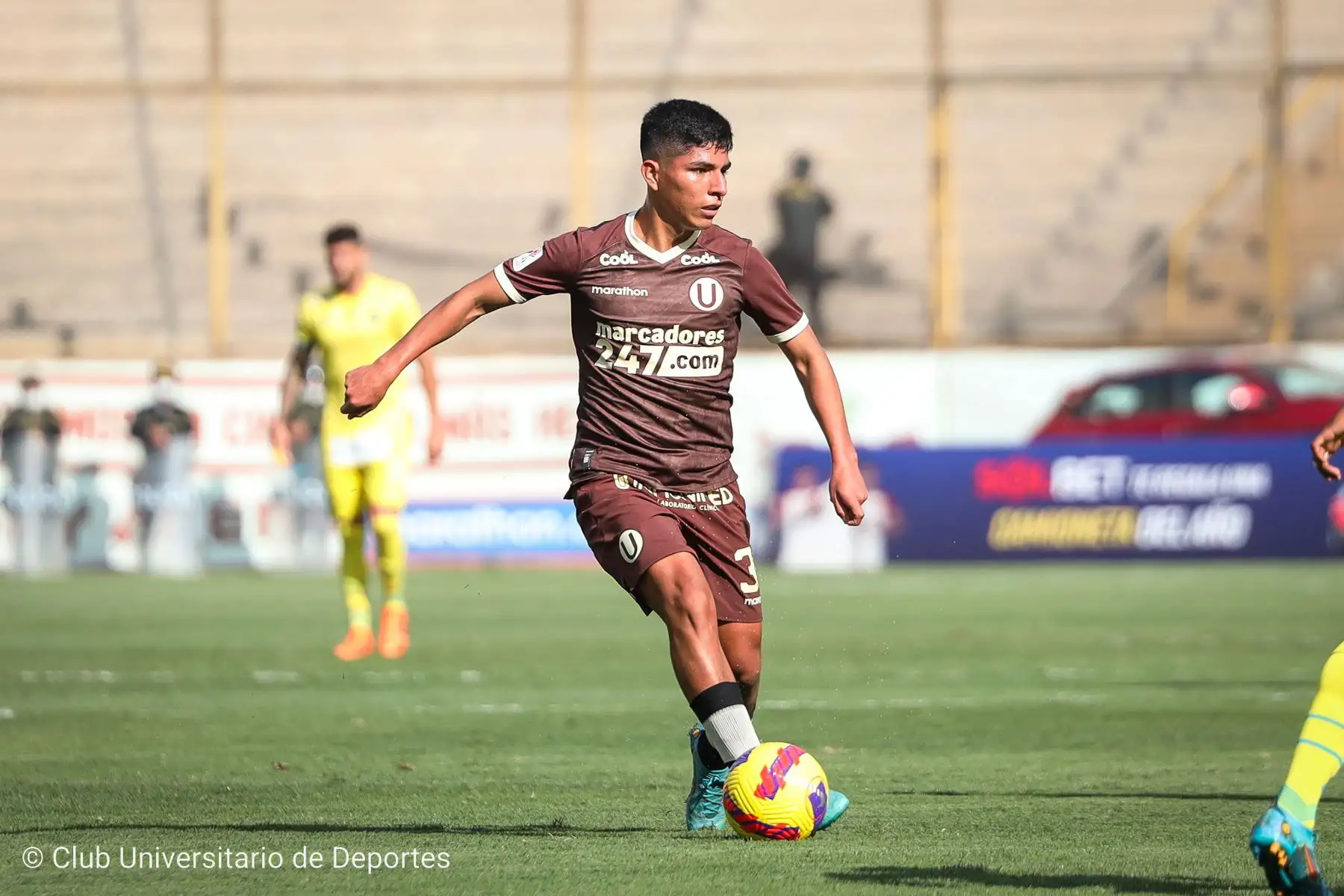 El jugador Piero Quispe de Universitario  disputa el balón  ante el jugador del club Carlos Stein por la tercera fecha  del Torneo Clausura, en el Estadio Monumental de Ate .
Foto: Universitario