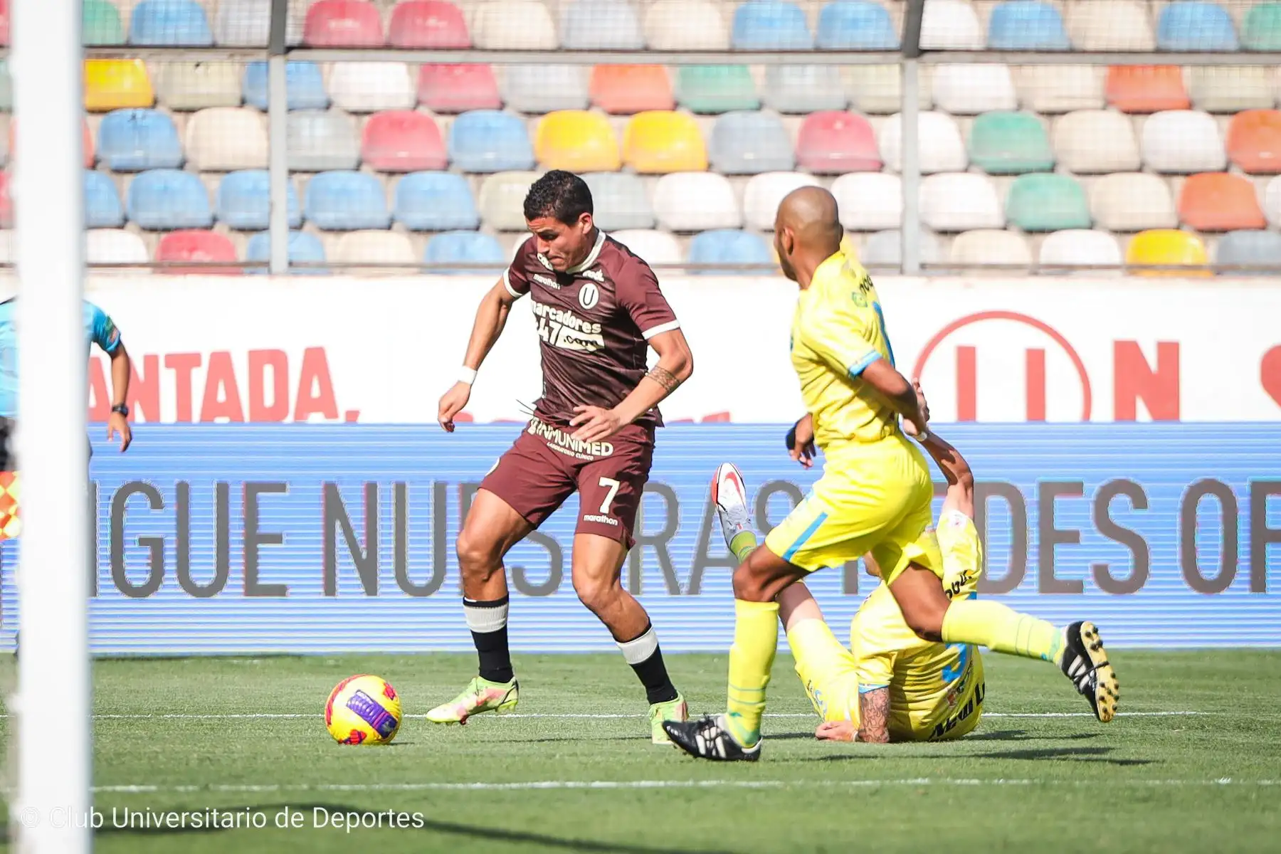 El jugador Aldo Corzo de Universitario  disputa el balón  ante el jugador del club Carlos Stein por la tercera fecha  del Torneo Clausura, en el Estadio Monumental de Ate .
Foto: Universitario
