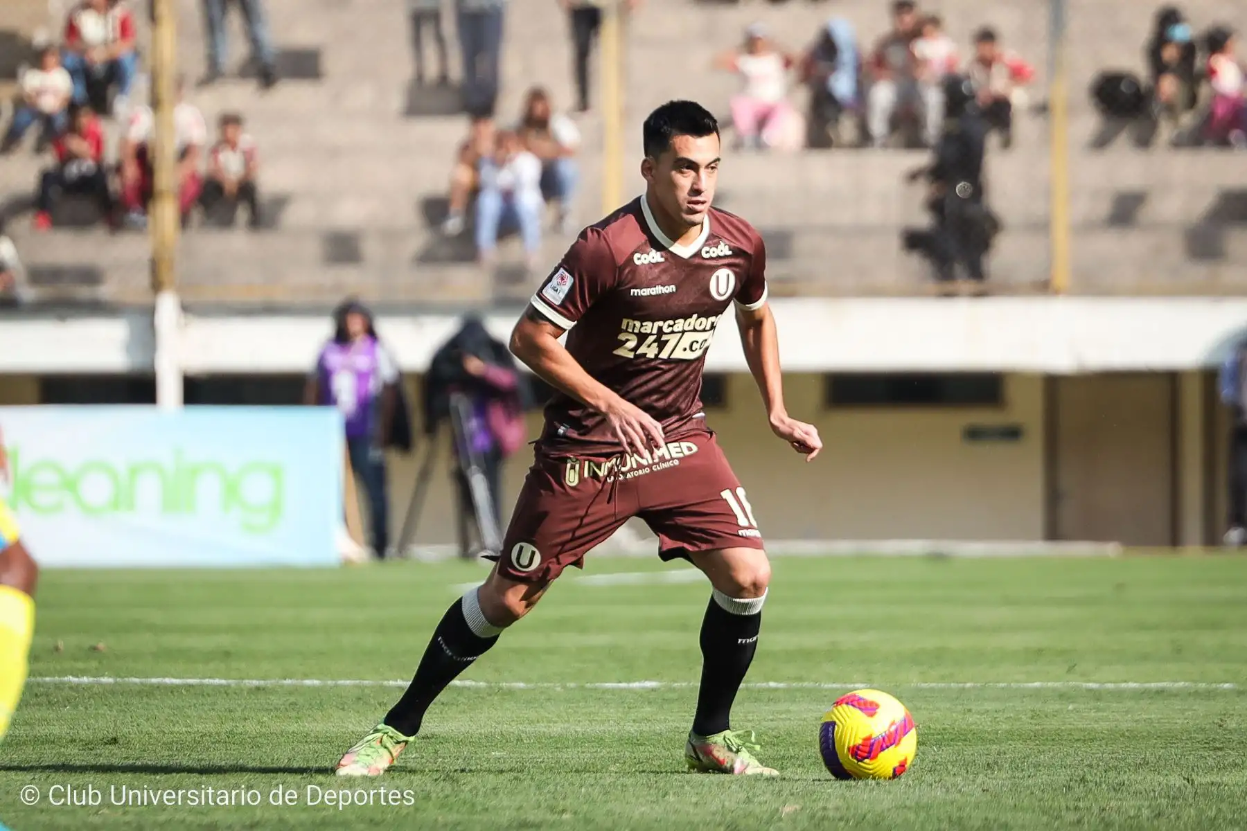 El jugador Santillán de Universitario  disputa el balón  ante el jugador del club Carlos Stein por la tercera fecha  del Torneo Clausura, en el Estadio Monumental de Ate .
Foto: Universitario