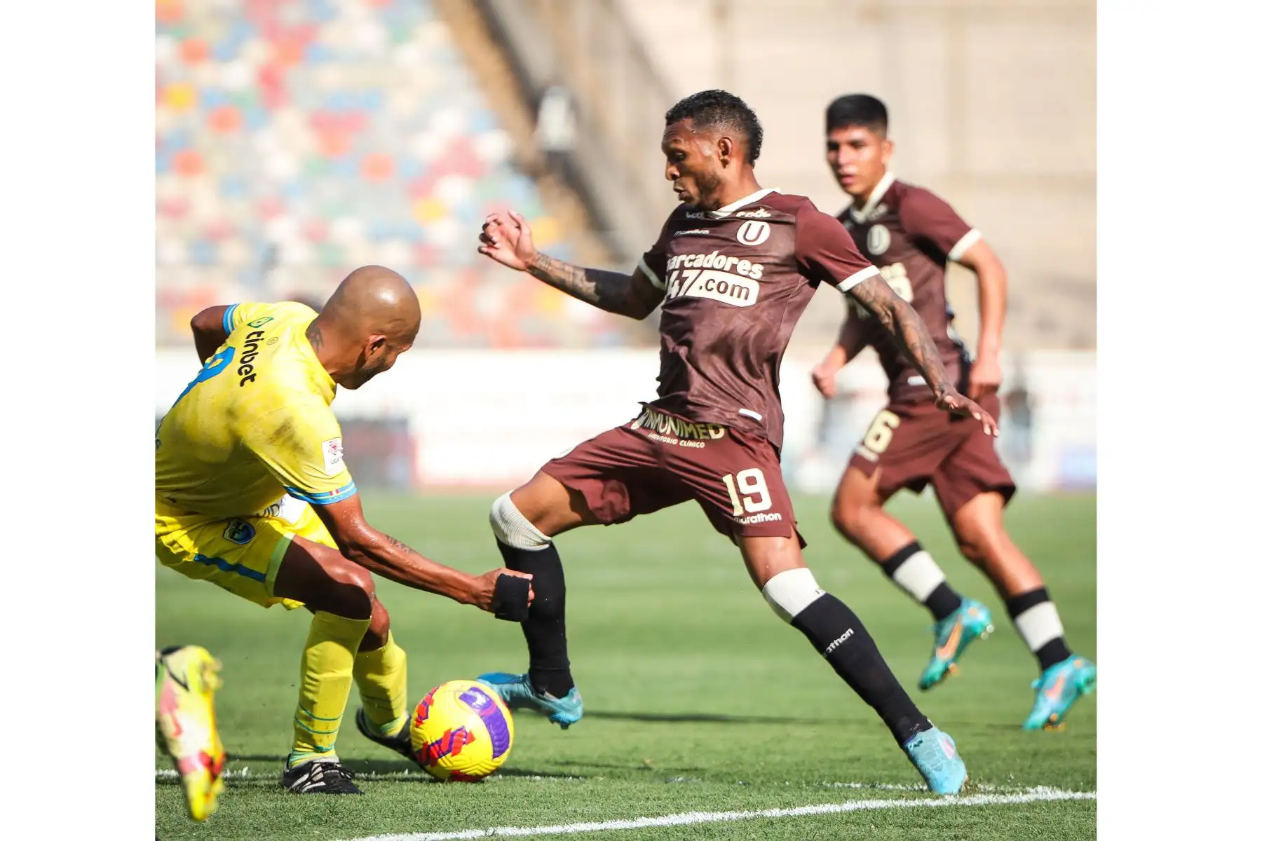 El jugador Alberto Quintero de Universitario  disputa el balón  ante el jugador del club Carlos Stein por la tercera fecha  del Torneo Clausura, en el Estadio Monumental de Ate .
Foto: Universitario