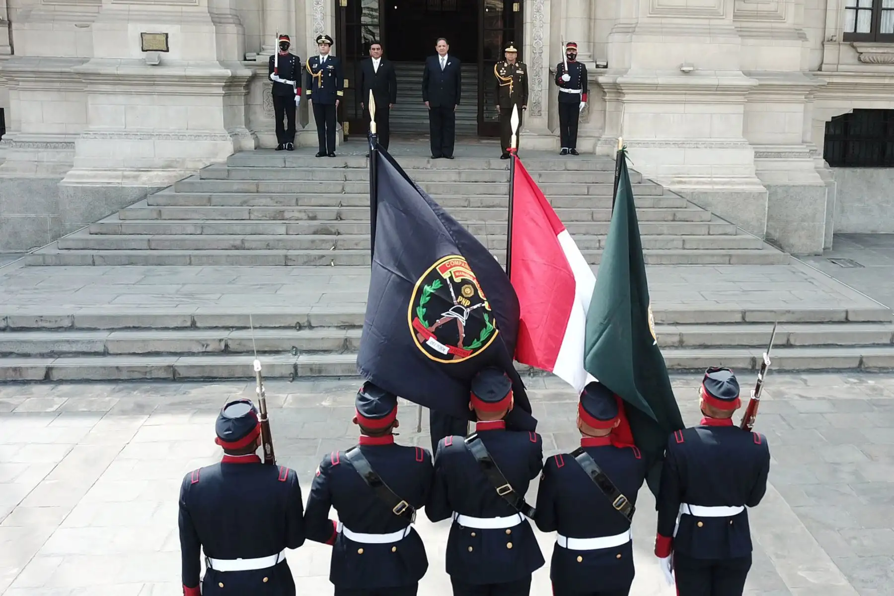 Ministros de Defensa y del Interior participaron en el Cambio de Guardia de este domingo con la presencia de la Compañía Histórica “Capitán de Navío Juan Fanning”. Foto: ANDINA/ MINDEF