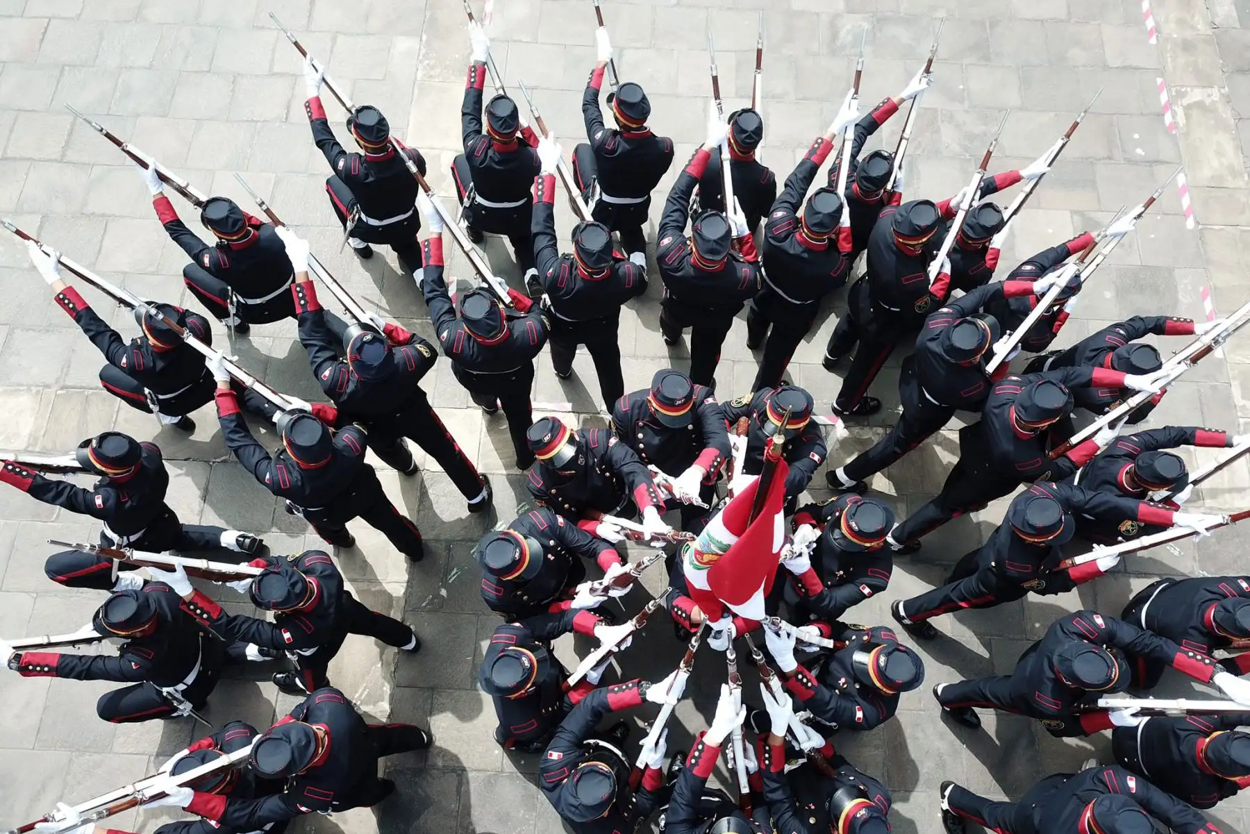 Visten el uniforme, blanco, azul y rojo, de los valientes y heroicos infantes de Marina del batallón “Guarnición de Marina”, que combatieron en la batalla de Miraflores, el 15 de enero de 1881, al mando del Capitán de Navío Juan Fanning García. Foto: ANDINA/ MINDEF
