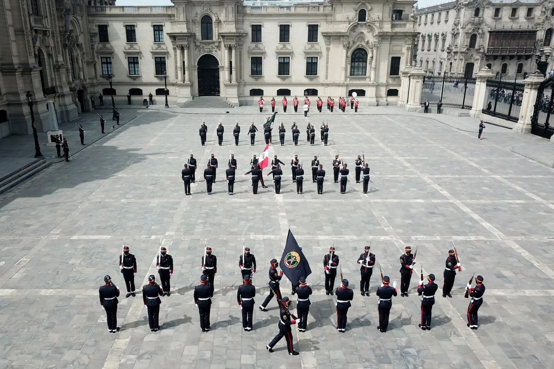 Visten el uniforme, blanco, azul y rojo, de los valientes y heroicos infantes de Marina del batallón “Guarnición de Marina”, que combatieron en la batalla de Miraflores, el 15 de enero de 1881, al mando del Capitán de Navío Juan Fanning García. Foto: ANDINA/ MINDEF