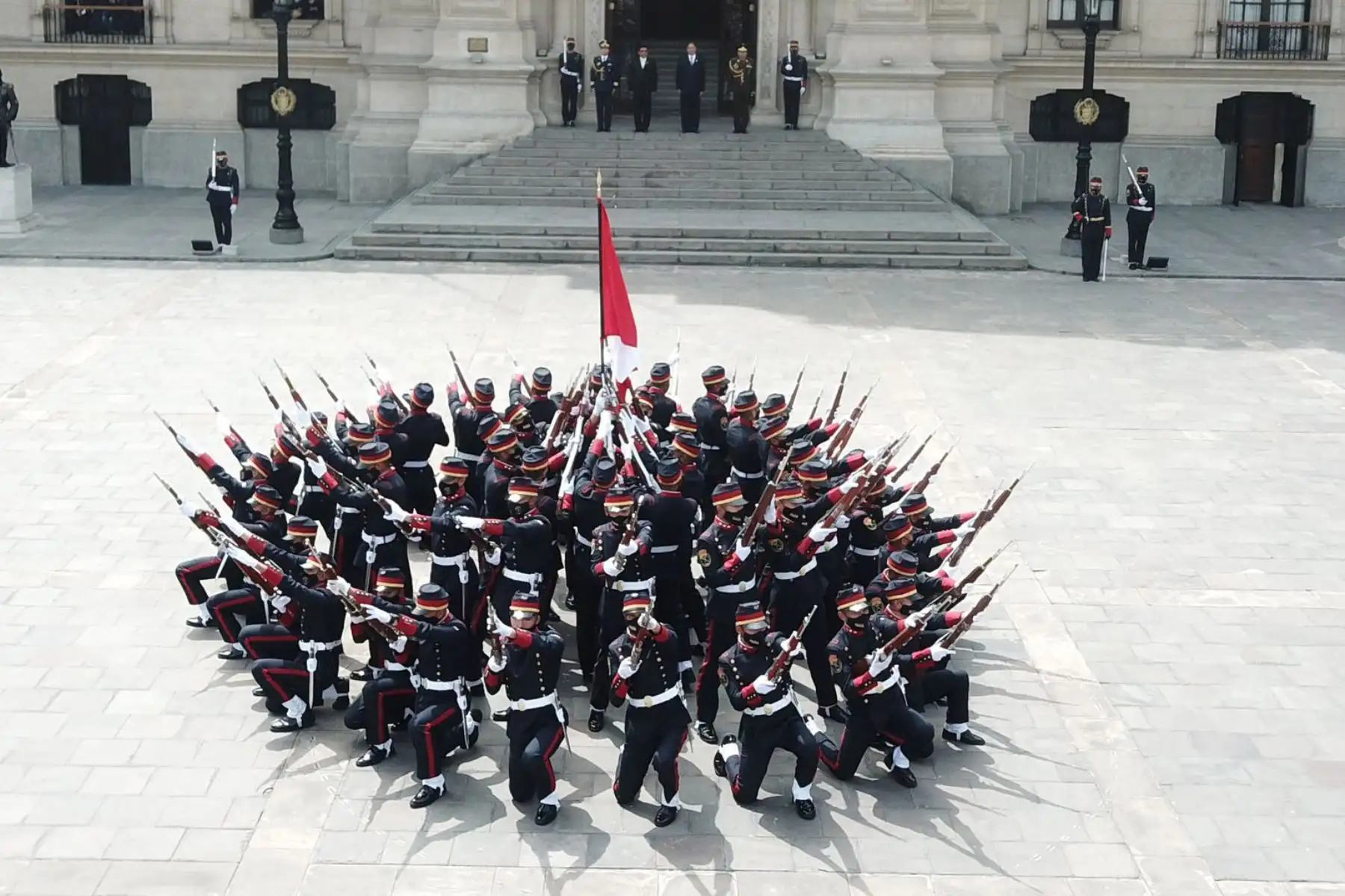 Visten el uniforme, blanco, azul y rojo, de los valientes y heroicos infantes de Marina del batallón “Guarnición de Marina”, que combatieron en la batalla de Miraflores, el 15 de enero de 1881, al mando del Capitán de Navío Juan Fanning García. Foto: ANDINA/ MINDEF