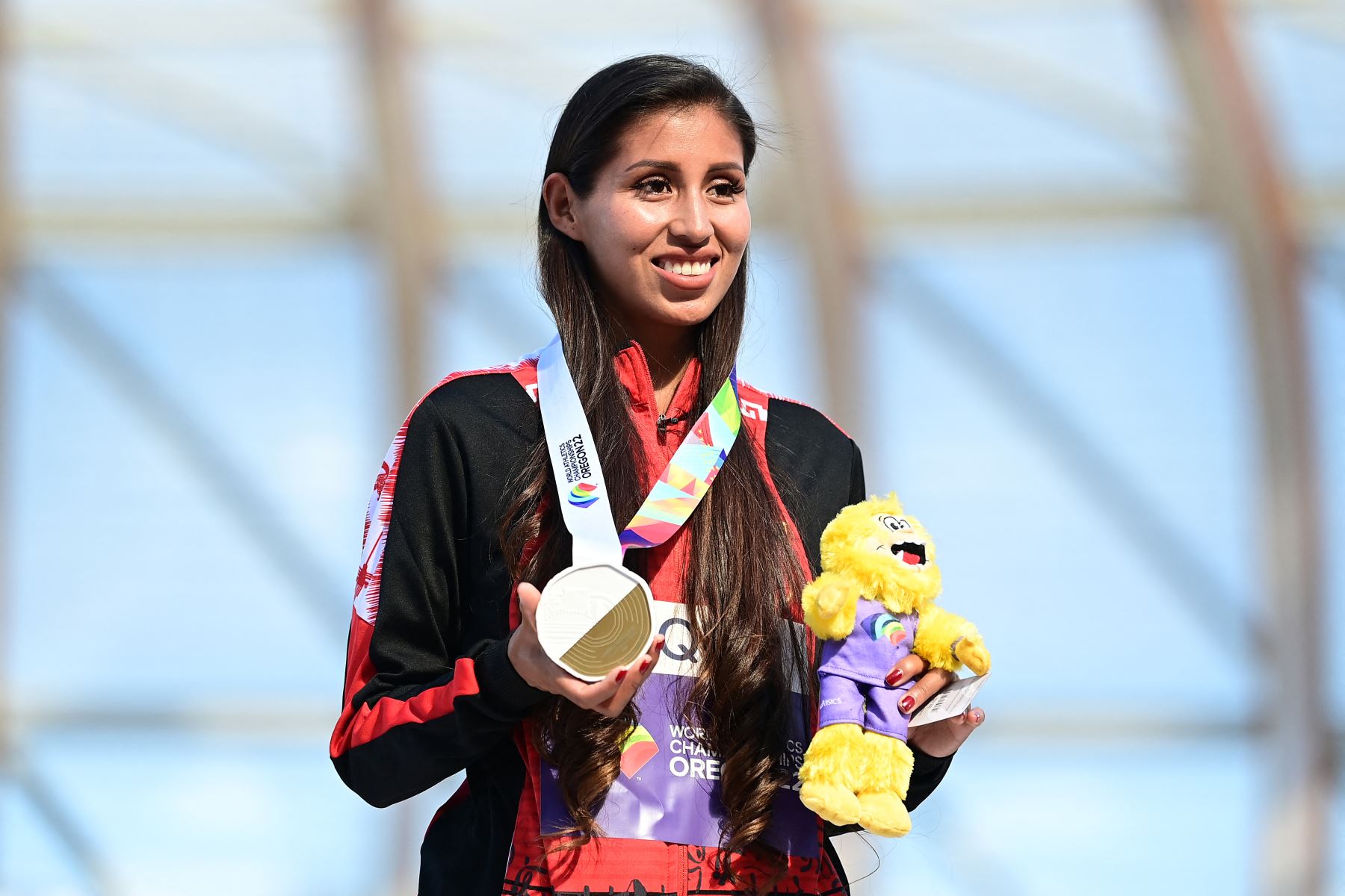 Una campeona que el mundo mira por sus dos medallas obtenida en un mundial, toda una hazaña. Foto: AFP