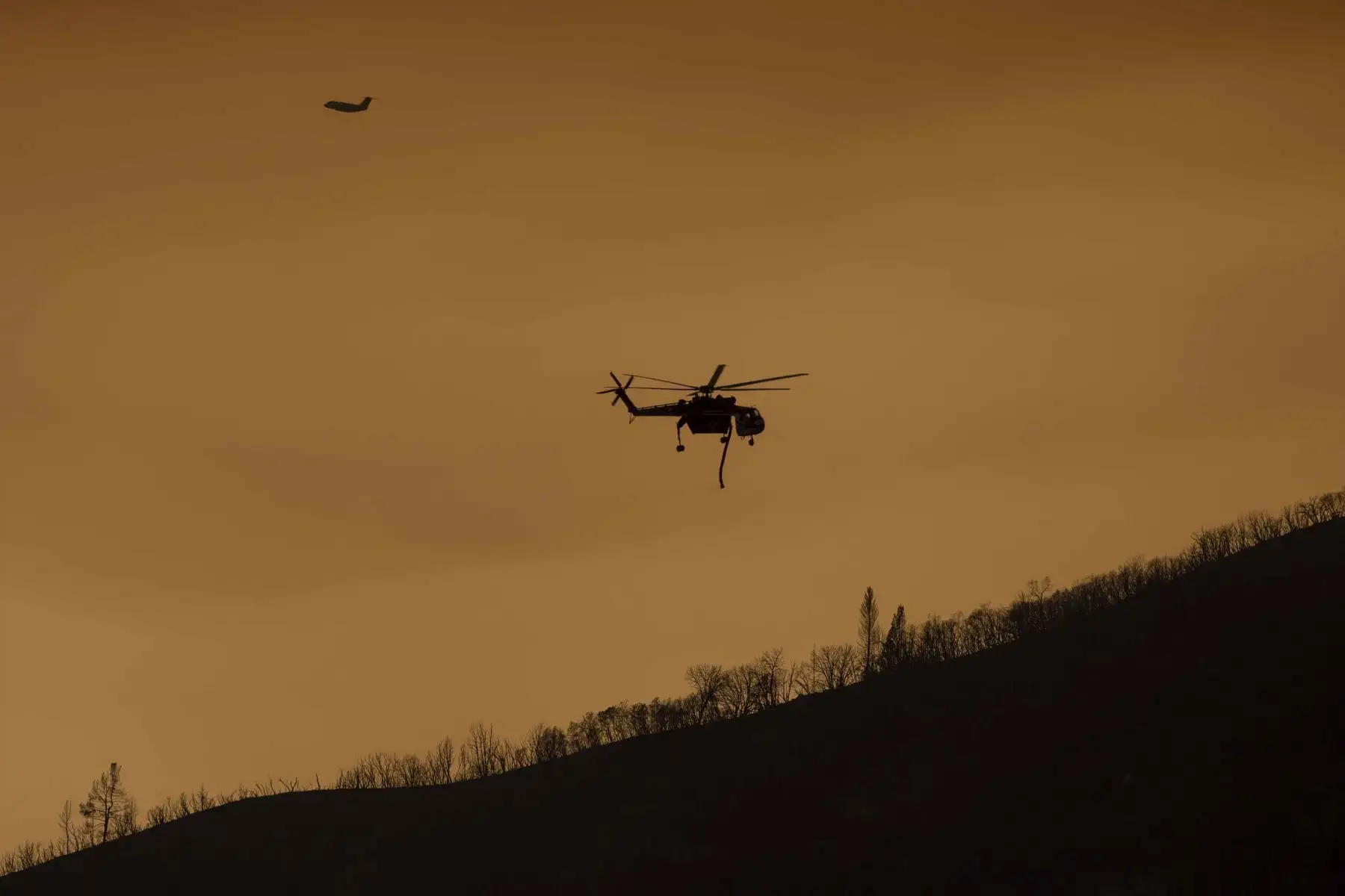 El feroz incendio forestal de California se expandió la madrugada del domingo quemando varios miles de acres y obligando a evacuaciones, mientras decenas de millones de estadounidenses se sofocaban por el calor  de las altas temperaturas. Foto: AFP