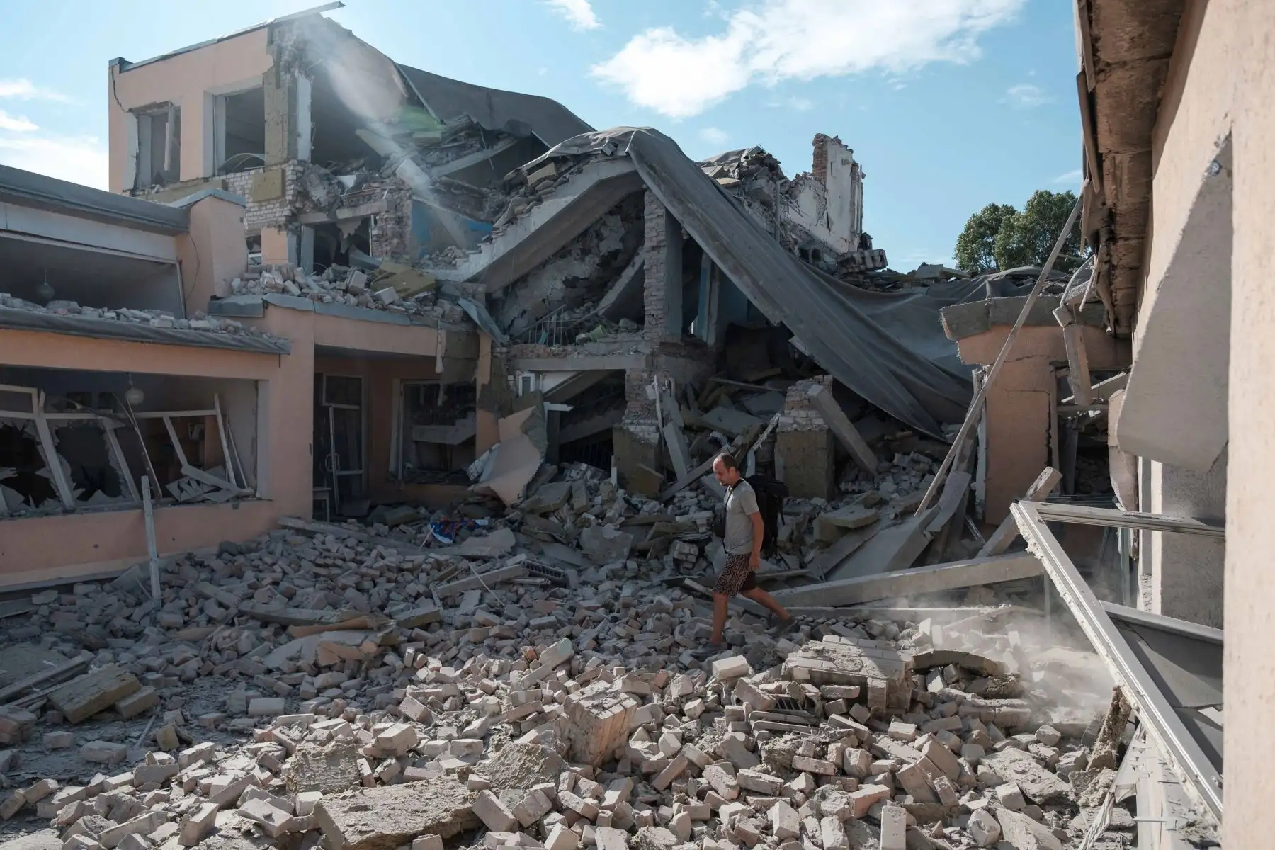 una persona camina entre las ruinas de una escuela destruida como resultado de un bombardeo en Bakhmut, región de Donetsk en Ucrania. Foto: AFP