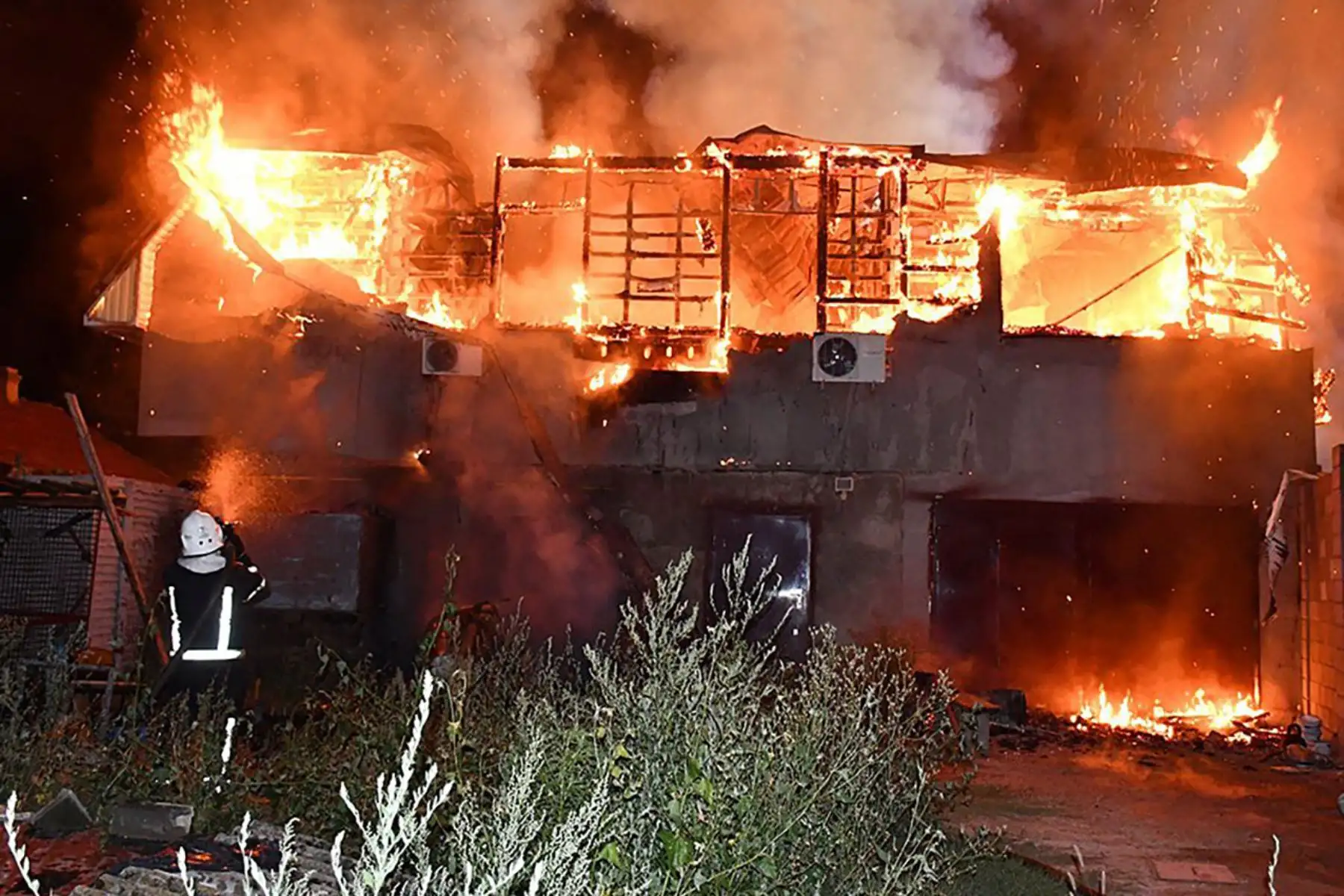 Edificio residencial en llamas después de un bombardeo en la región de Mykolaiv. Foto: AFP