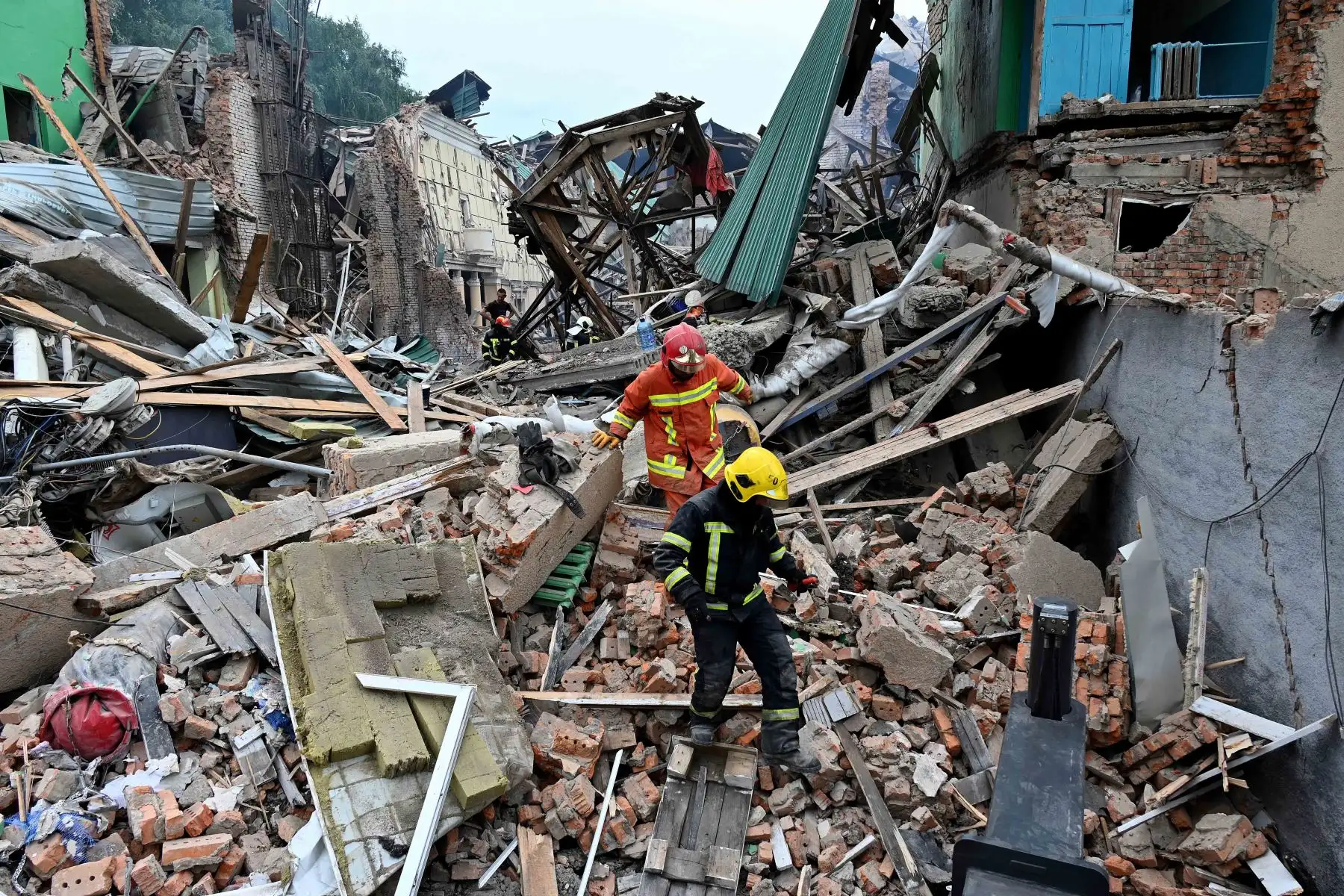 Los equipos de rescate cavan entre los escombros de los edificios destruidos en ataques nocturnos en busca de sobrevivientes, en la ciudad de Chuhuiv, región de Kharkiv. Foto: AFP