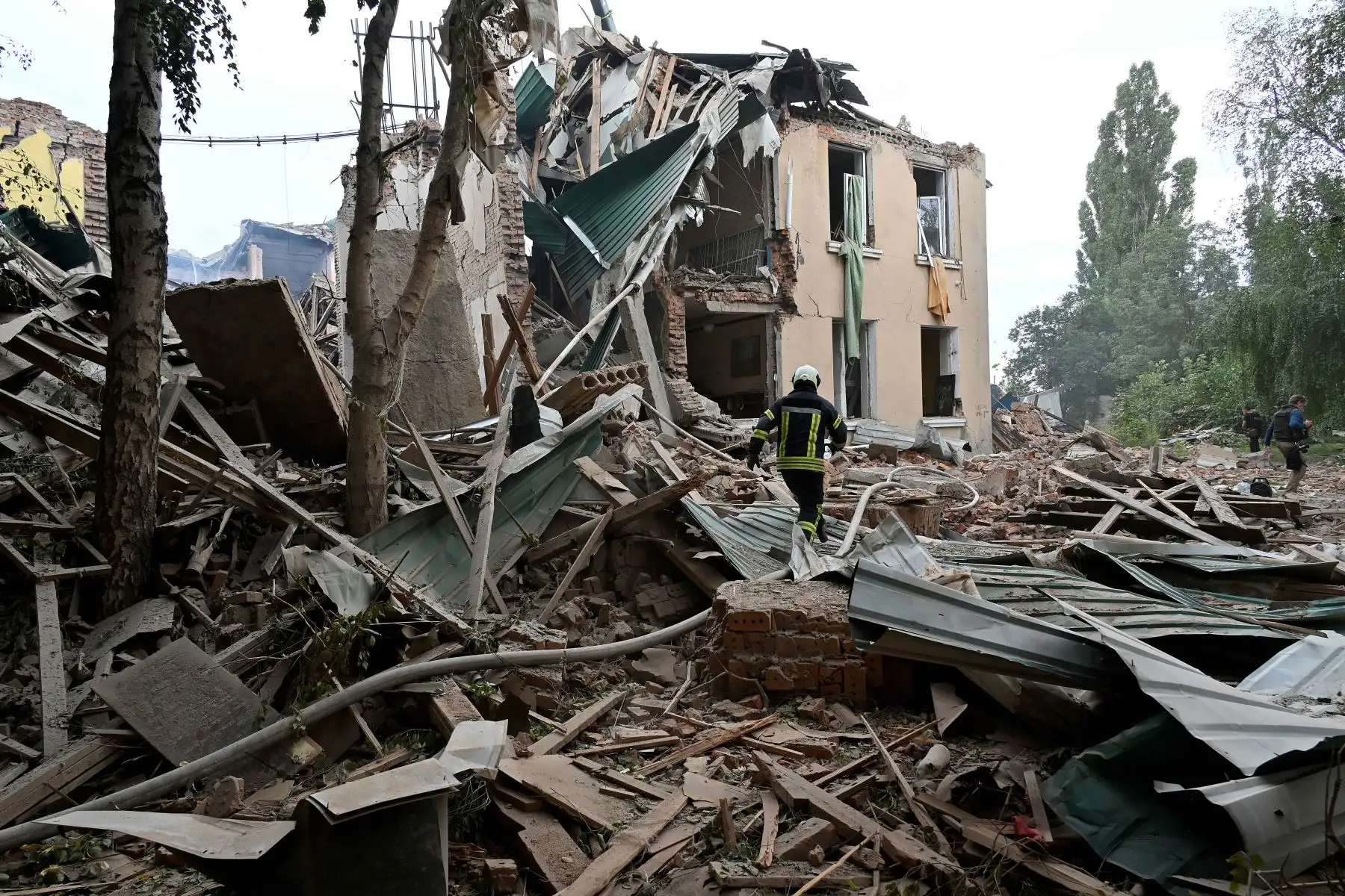 Equipos de rescate cavan entre los escombros de los edificios destruidos en ataques nocturnos en busca de sobrevivientes, en la ciudad de Chuhuiv, región de Kharkiv. Foto: AFP