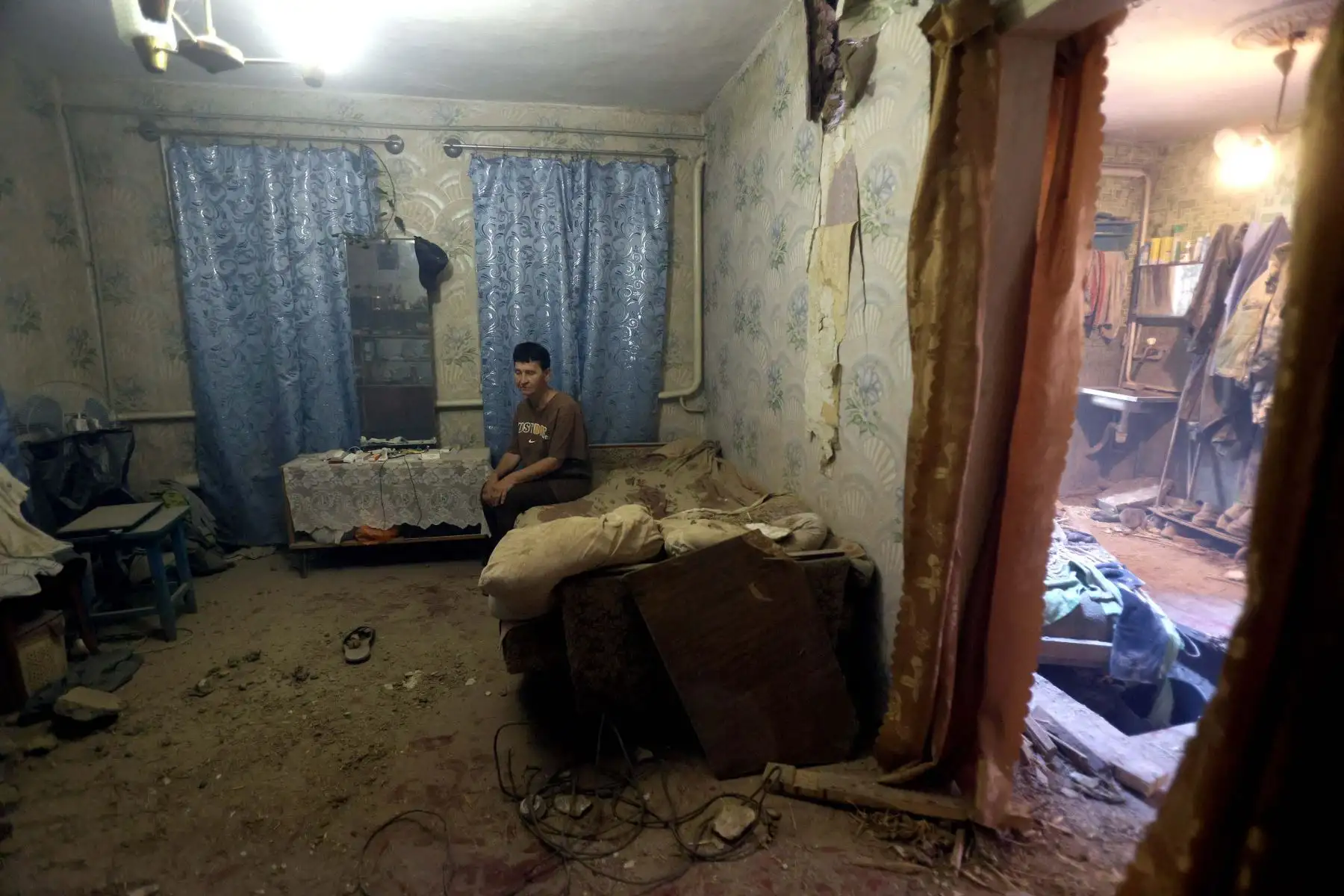 Una residente local reacciona sentada en su apartamento parcialmente destruido por un misil Smerch sin explotar después de un ataque nocturno en las afueras de Kramatorsk, región de Donetsk. Foto: AFP