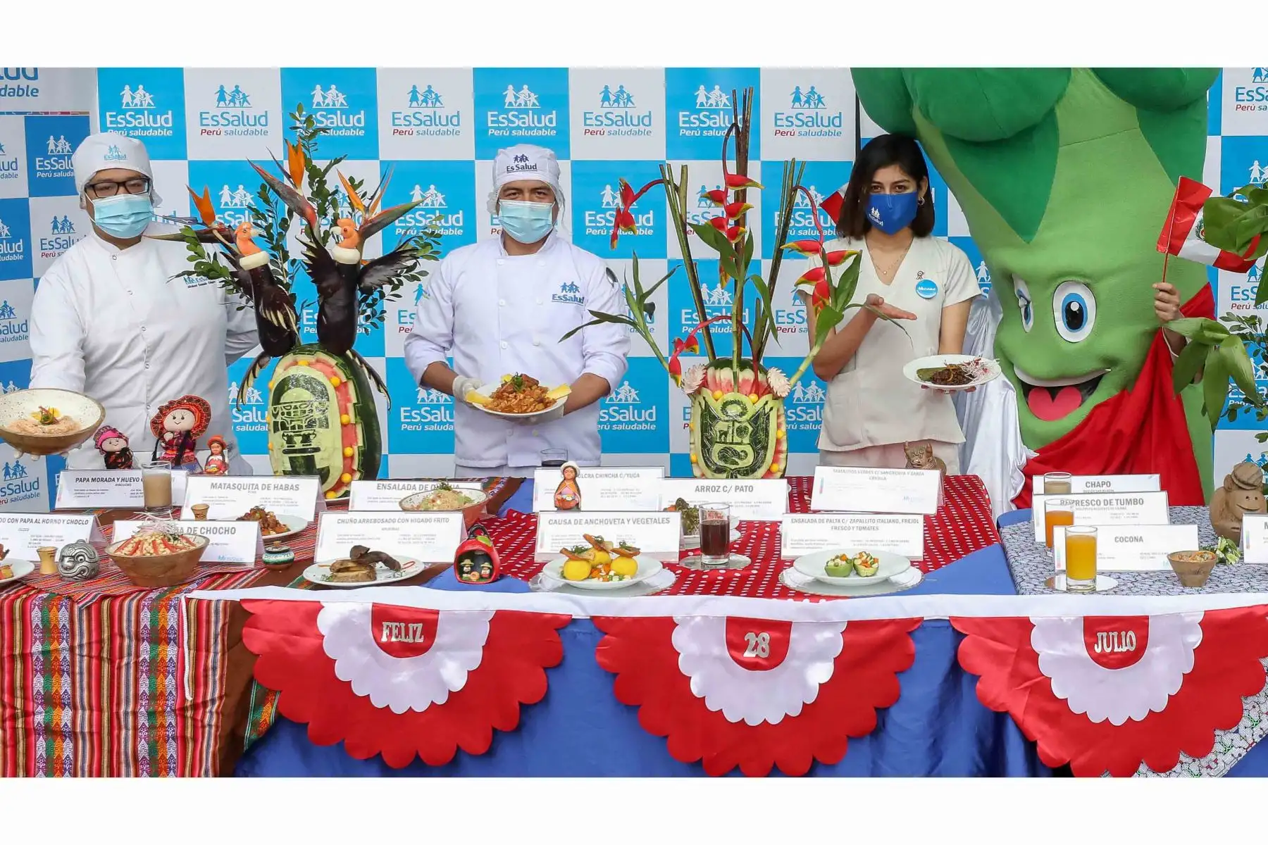 En vísperas de celebrarse las Fiestas Patrias, los nutricionistas del Seguro Social de Salud (EsSalud) presentan diversas recetas nutritivas para consumir en familia con lo mejor de cada región en un singular buffet peruano con suculentos potajes saludables.  Foto: ANDINA/EsSalud