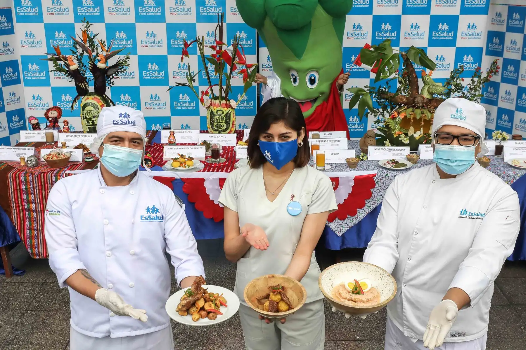 En vísperas de celebrarse las Fiestas Patrias, los nutricionistas del Seguro Social de Salud (EsSalud) presentan diversas recetas nutritivas para consumir en familia con lo mejor de cada región en un singular buffet peruano con suculentos potajes saludables.  Foto: ANDINA/EsSalud