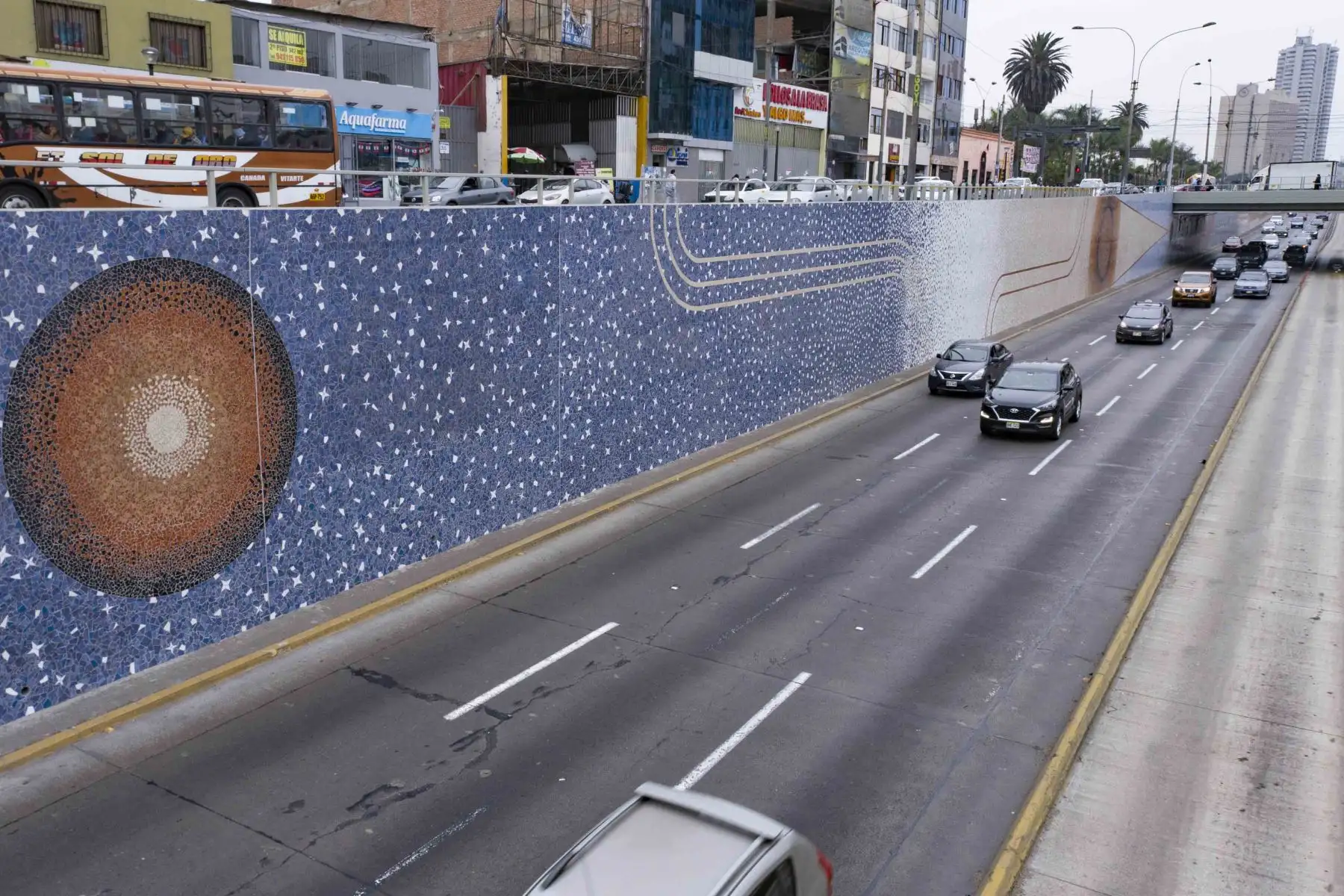 El mural de la Vía Expresa cuenta con un diseño de 3,709 m2, obra que representa una composición geométrica que combina degradados cromáticos a partir de tonos tierras y azules, el cual hace referencia al tiempo cíclico, la sucesión de los días y a los cambios progresivos de color entre la mañana, tarde y noche. Foto: ANDINA/ Municipalidad de Lima