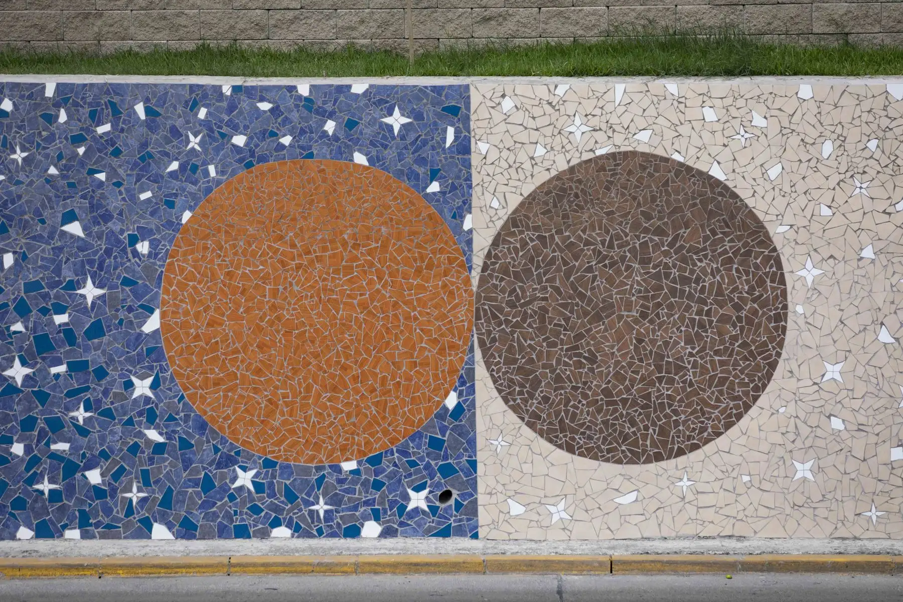 El mural de la Vía Expresa cuenta con un diseño de 3,709 m2, obra que representa una composición geométrica que combina degradados cromáticos a partir de tonos tierras y azules, el cual hace referencia al tiempo cíclico, la sucesión de los días y a los cambios progresivos de color entre la mañana, tarde y noche. Foto: ANDINA/ Municipalidad de Lima