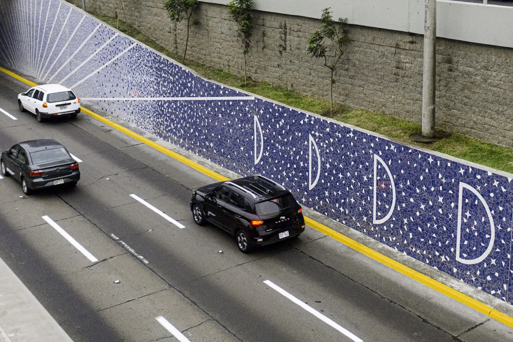 El mural de la Vía Expresa cuenta con un diseño de 3,709 m2, obra que representa una composición geométrica que combina degradados cromáticos a partir de tonos tierras y azules, el cual hace referencia al tiempo cíclico, la sucesión de los días y a los cambios progresivos de color entre la mañana, tarde y noche. Foto: ANDINA/ Municipalidad de Lima