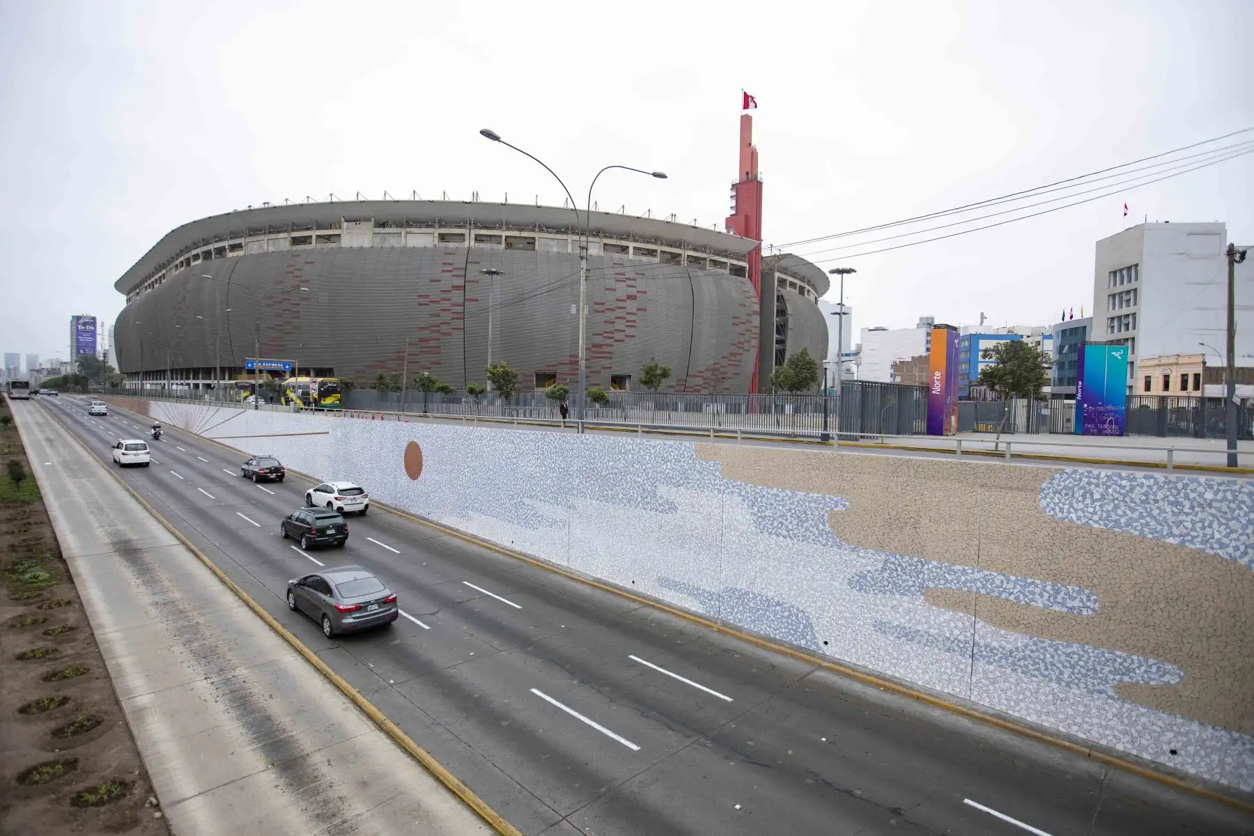El objetivo de la Municipalidad de Lima es darle una nueva cara a la Vía Expresa en la zona del Cercado de Lima, a fin de revalorizarla a través del arte urbano y convertirla en un gran atractivo visual para conductores y peatones. Foto: ANDINA/ Municipalidad de Lima