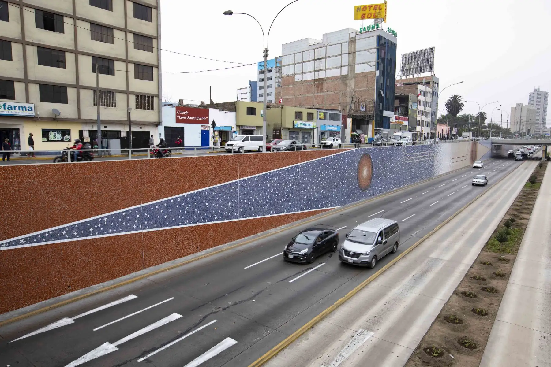 El objetivo de la Municipalidad de Lima es darle una nueva cara a la Vía Expresa en la zona del Cercado de Lima, a fin de revalorizarla a través del arte urbano y convertirla en un gran atractivo visual para conductores y peatones. Foto: ANDINA/ Municipalidad de Lima