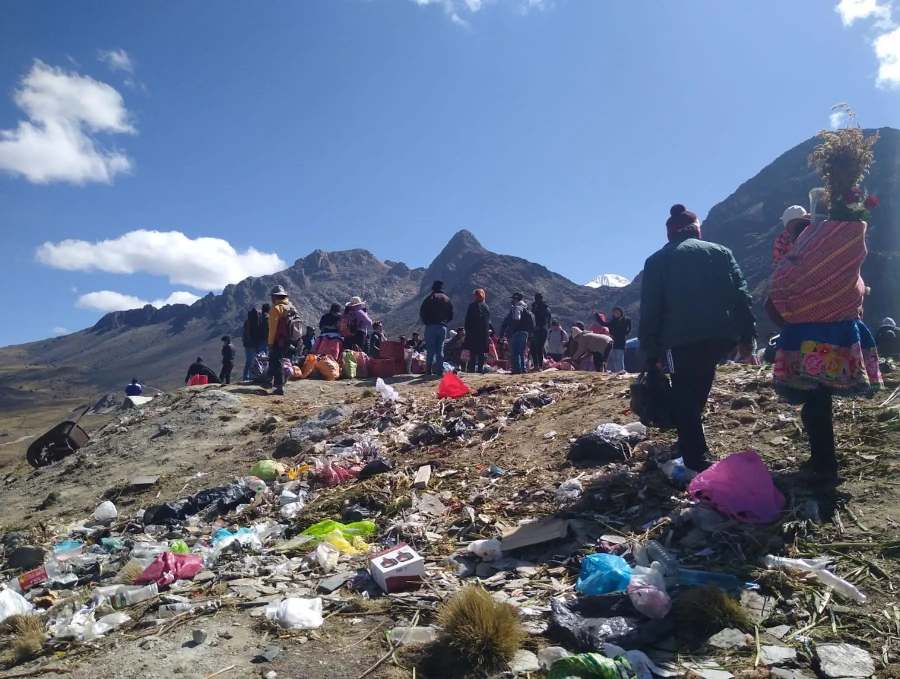 Inescrupulosos arrojaron plástico y residuos en el nevado Huaytapallana, una zona protegida ubicada en la provincia de Huancayo que recibió a miles de turistas en vísperas de la fiesta de Santiago, patrón del Valle del Mantaro. Foto: Pedro Tinoco
