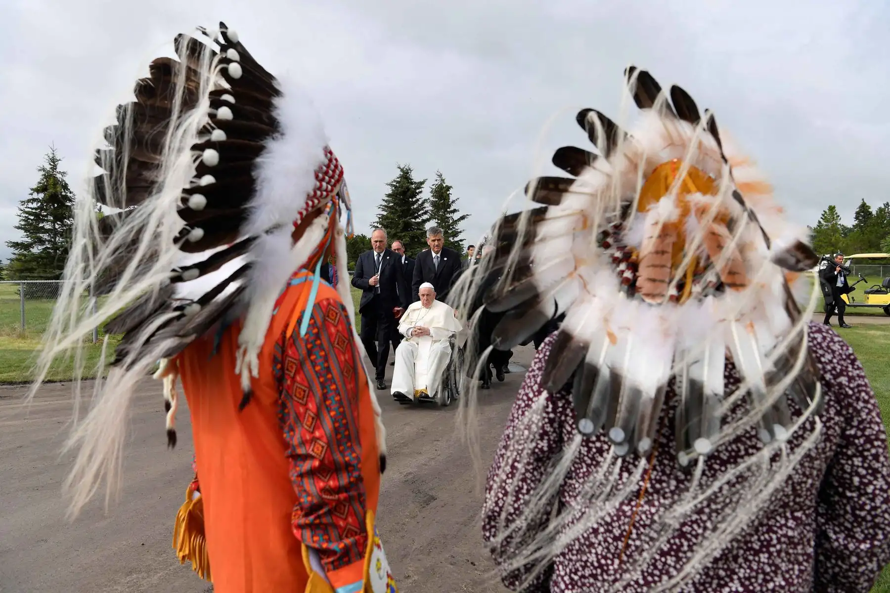 El Papa Francisco se detiene frente al sitio de la antigua Escuela Residencial Ermineskin, junto con los Jefes Maskwacis, durante su visita a Canadá. Foto: AFP