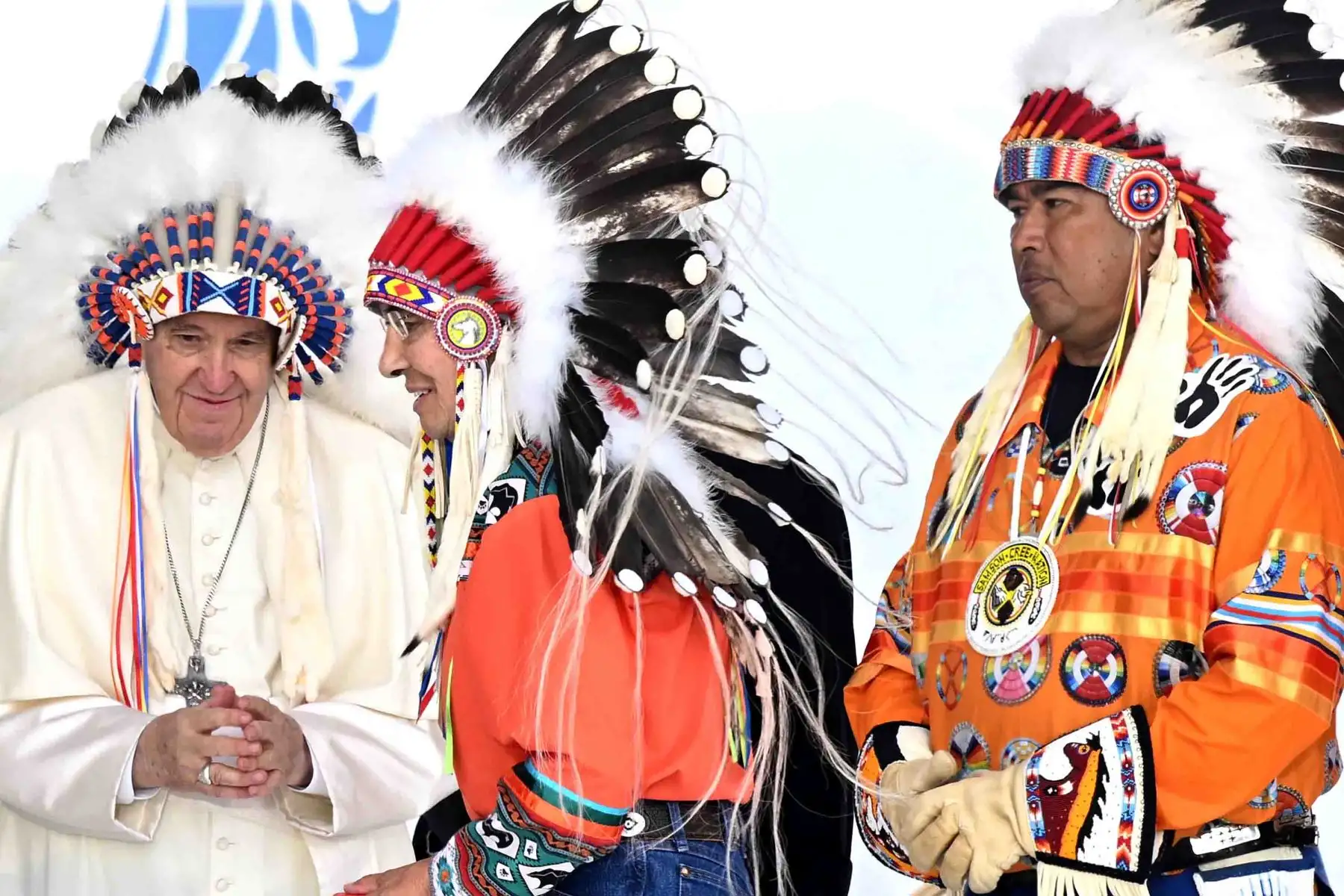 El papa Francisco lleva un tocado que le regalaron los líderes indígenas en Muskwa Park en Maskwacis, Alberta, Canadá. Foto: AFP