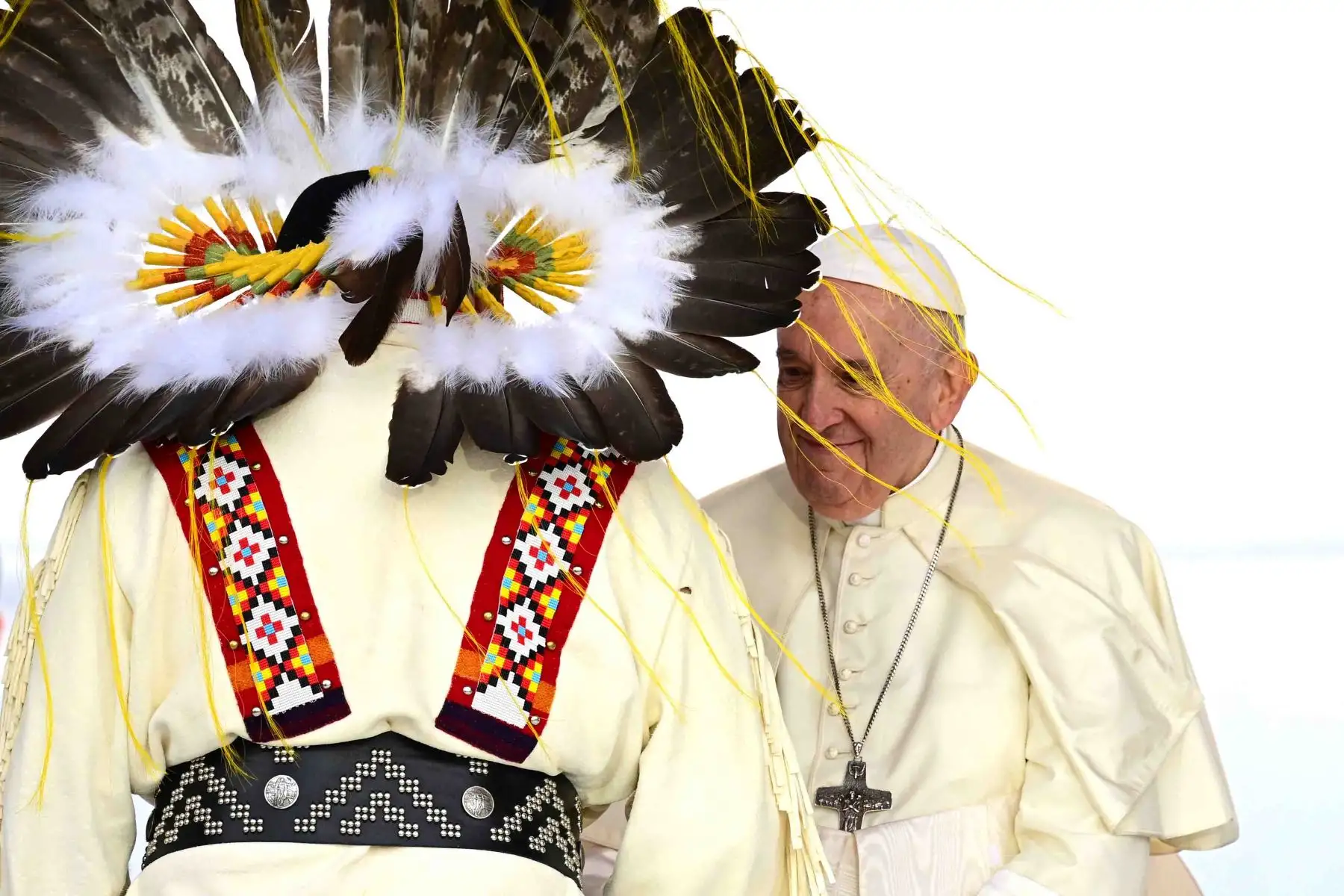 El papa Francisco, se reúne con la comunidad indígena en Muskwa Park en Maskwacis, al sur de Edmonton, en el oeste de Canadá. Foto: AFP