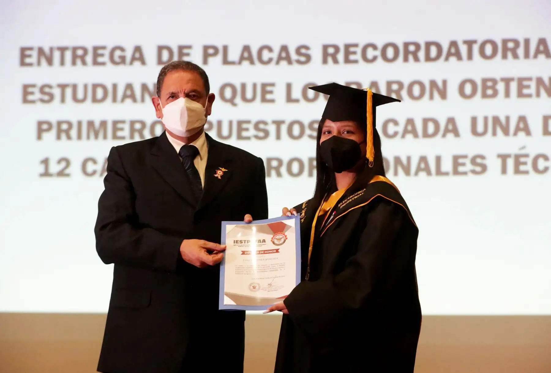 Un total de 135 jóvenes que hicieron el Servicio Militar Voluntario se graduaron como profesionales técnicos de la IX Promoción “Teniente Coronel EP Jesús Summer Romero Flores, del Instituto de Educación Superior Tecnológico Público de las Fuerzas Armadas (IESTPFFAA), entidad adscrita del Ministerio de Defensa.
Foto: Mindef