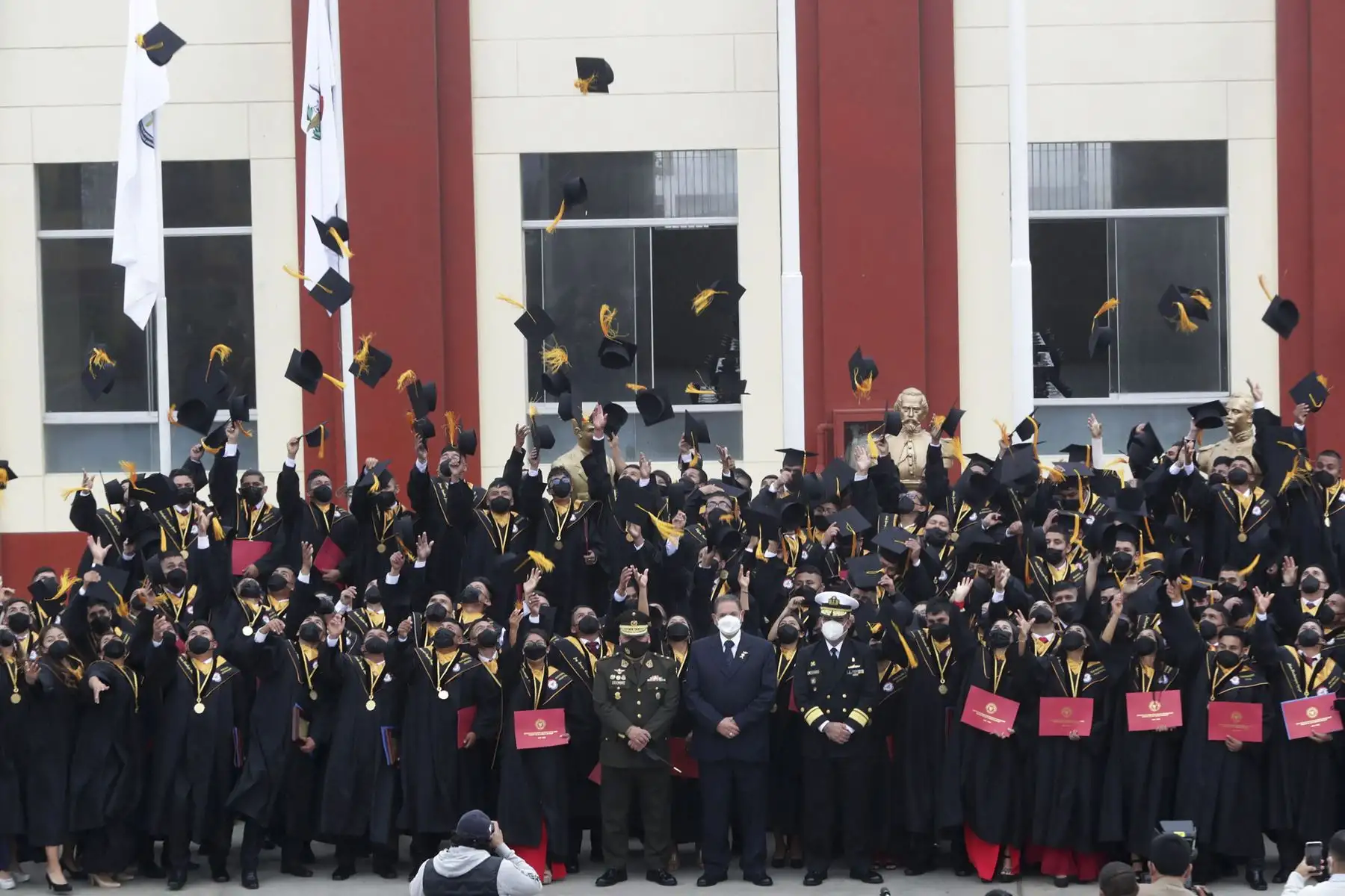 Un total de 135 jóvenes que hicieron el Servicio Militar Voluntario se graduaron como profesionales técnicos de la IX Promoción “Teniente Coronel EP Jesús Summer Romero Flores, del Instituto de Educación Superior Tecnológico Público de las Fuerzas Armadas (IESTPFFAA), entidad adscrita del Ministerio de Defensa.
Foto: Mindef