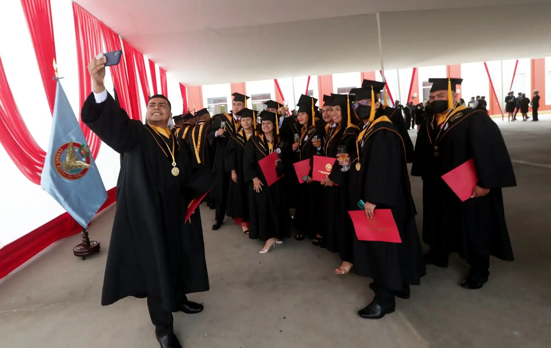Un total de 135 jóvenes que hicieron el Servicio Militar Voluntario se graduaron como profesionales técnicos de la IX Promoción “Teniente Coronel EP Jesús Summer Romero Flores, del Instituto de Educación Superior Tecnológico Público de las Fuerzas Armadas (IESTPFFAA), entidad adscrita del Ministerio de Defensa.
Foto: Mindef