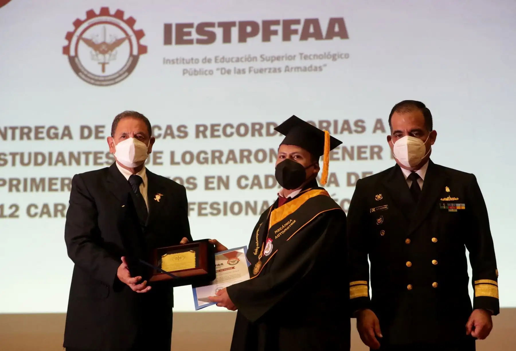 Un total de 135 jóvenes que hicieron el Servicio Militar Voluntario se graduaron como profesionales técnicos de la IX Promoción “Teniente Coronel EP Jesús Summer Romero Flores, del Instituto de Educación Superior Tecnológico Público de las Fuerzas Armadas (IESTPFFAA), entidad adscrita del Ministerio de Defensa.
Foto: Mindef