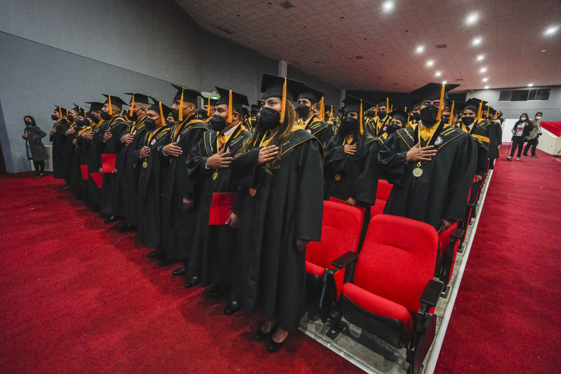 Un total de 135 jóvenes que hicieron el Servicio Militar Voluntario se graduaron como profesionales técnicos de la IX Promoción “Teniente Coronel EP Jesús Summer Romero Flores, del Instituto de Educación Superior Tecnológico Público de las Fuerzas Armadas (IESTPFFAA), entidad adscrita del Ministerio de Defensa.
Foto: Mindef