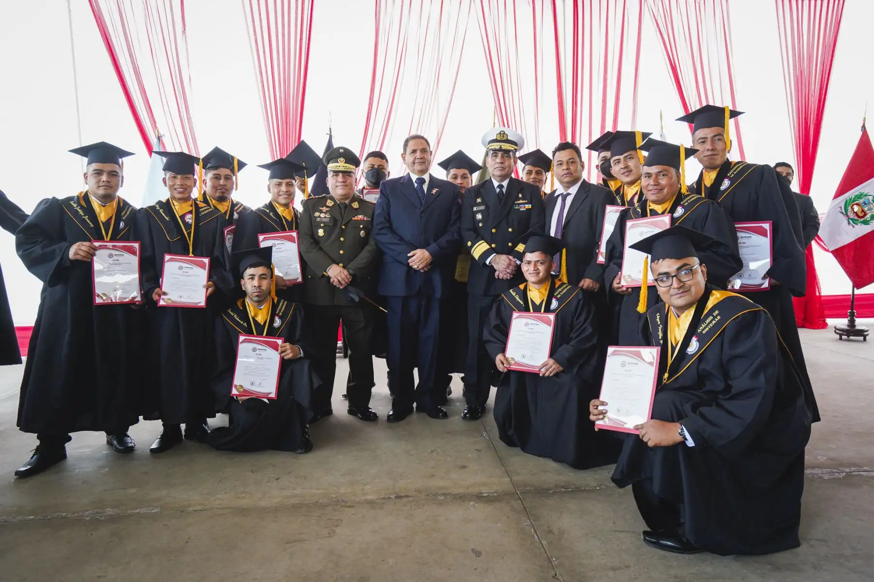 Un total de 135 jóvenes que hicieron el Servicio Militar Voluntario se graduaron como profesionales técnicos de la IX Promoción “Teniente Coronel EP Jesús Summer Romero Flores, del Instituto de Educación Superior Tecnológico Público de las Fuerzas Armadas (IESTPFFAA), entidad adscrita del Ministerio de Defensa.
Foto: Mindef