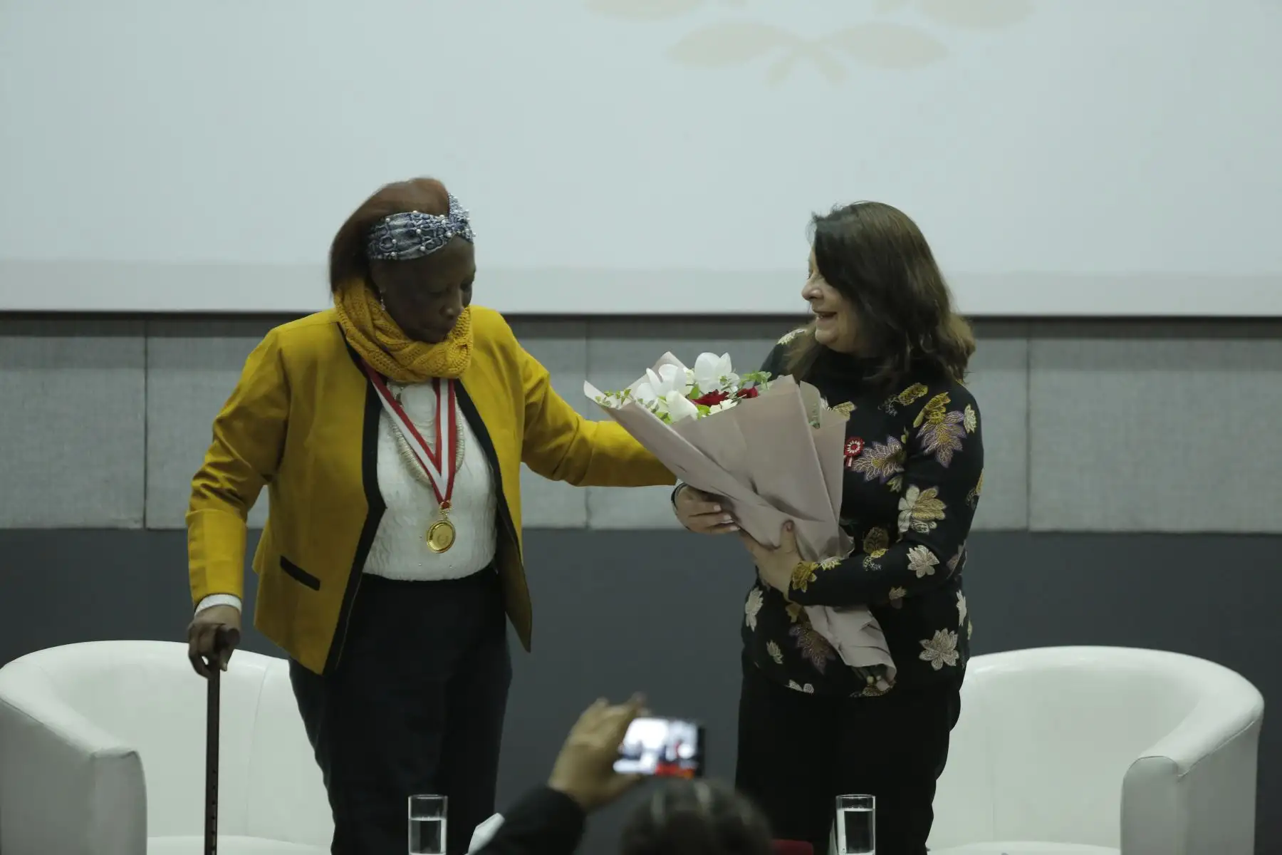 En el Día Nacional de la Mujer Afroperuana, el Ministerio de la Mujer y Poblaciones Vulnerables (MIMP) a través de la ministra Diana Miloslavich Túpac, otorgó la Condecoración Excepcional “Orden al Mérito de la Mujer” a Delia Zamudio Palacios en reconocimiento a su labor en las reivindicaciones de los derechos laborales en nuestro país y su contribución en la promoción y protección de los derechos de las mujeres afroperuanas.
Foto: ANDINA/MIMP