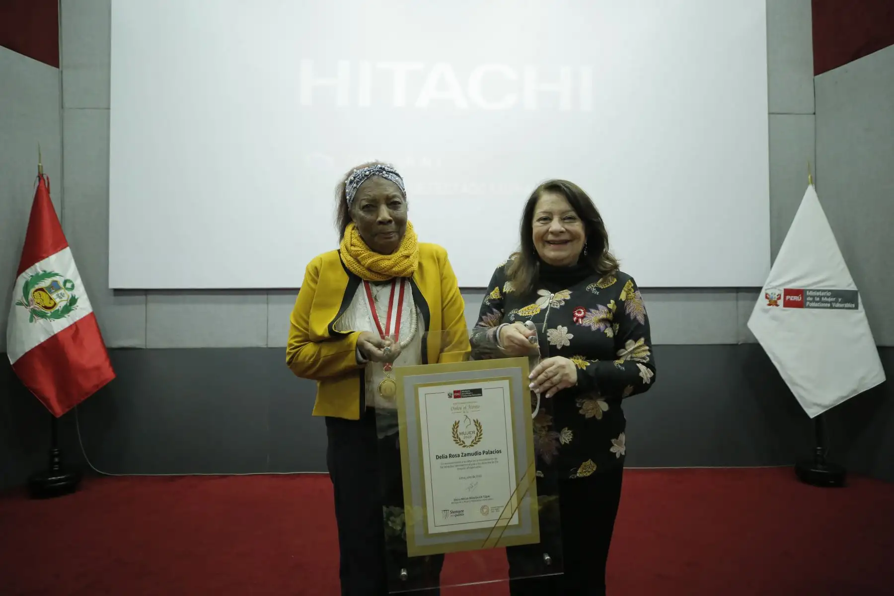 En el Día Nacional de la Mujer Afroperuana, el Ministerio de la Mujer y Poblaciones Vulnerables (MIMP) a través de la ministra Diana Miloslavich Túpac, otorgó la Condecoración Excepcional “Orden al Mérito de la Mujer” a Delia Zamudio Palacios en reconocimiento a su labor en las reivindicaciones de los derechos laborales en nuestro país y su contribución en la promoción y protección de los derechos de las mujeres afroperuanas.
Foto: ANDINA/MIMP