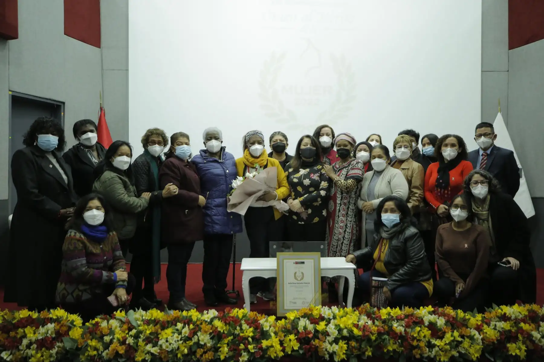 La ceremonia contó con la participación de la viceministra de la Mujer, María Pía Molero; familiares de la homenajeada, Graciela Zamudio, Elena Delgado y Elizabeth Peñaloza;  la regidora de la Municipalidad Metropolitana de Lima, Gloria Gonzáles; la presidenta de la - AMUNETRAP, Ernestina Ochoa; la secretaria del Departamento de la Mujer Trabajadora de la CGTP, Leddy Mozombite; la cantautora Ysabel Omega; así como las representantes de la Mesa de Trabajo Mujer Afroperuana del MIMP.
Foto: ANDINA/MIMP