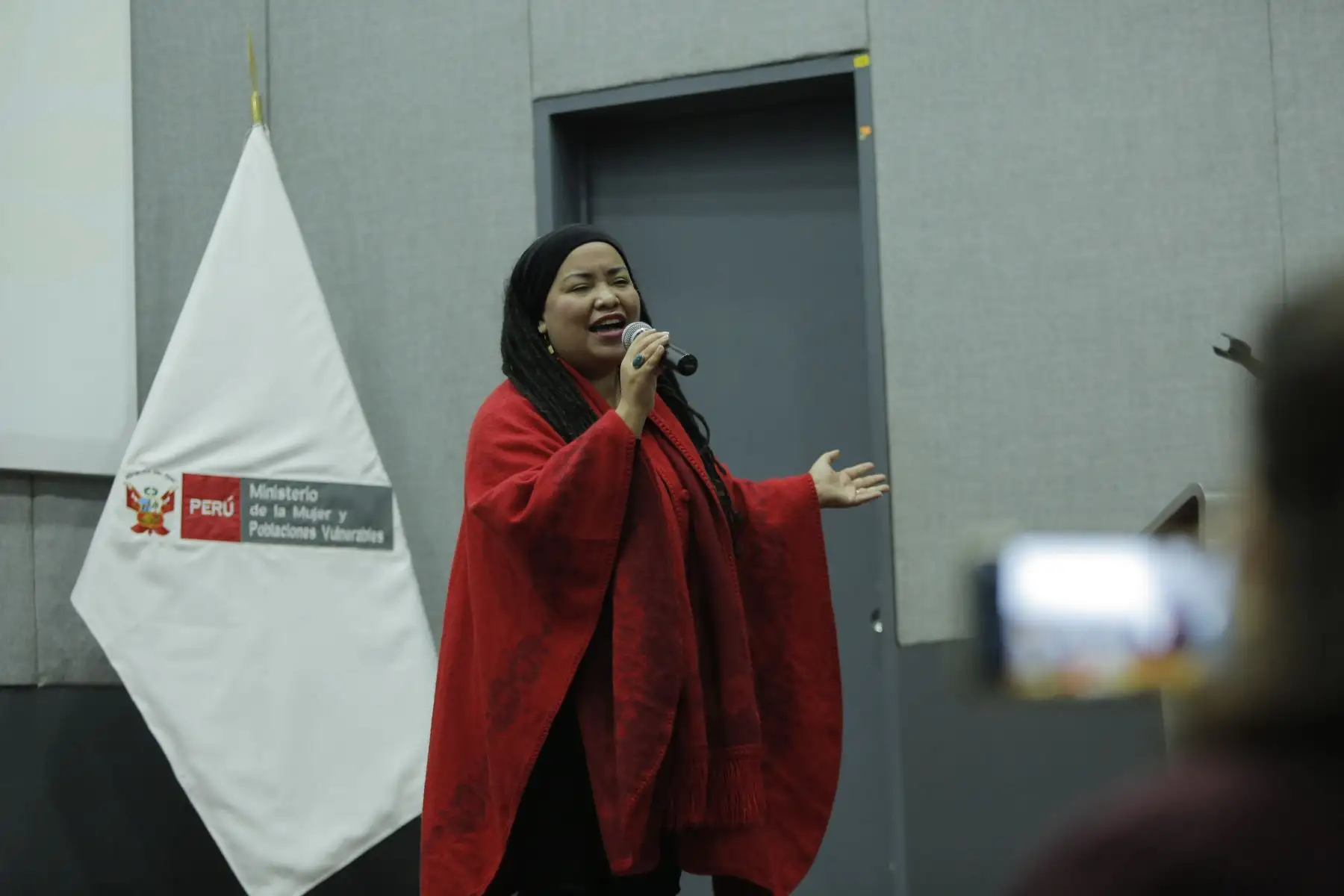La ceremonia contó con la participación de la viceministra de la Mujer, María Pía Molero; familiares de la homenajeada, Graciela Zamudio, Elena Delgado y Elizabeth Peñaloza;  la regidora de la Municipalidad Metropolitana de Lima, Gloria Gonzáles; la presidenta de la - AMUNETRAP, Ernestina Ochoa; la secretaria del Departamento de la Mujer Trabajadora de la CGTP, Leddy Mozombite; la cantautora Ysabel Omega; así como las representantes de la Mesa de Trabajo Mujer Afroperuana del MIMP.
Foto: ANDINA/MIMP