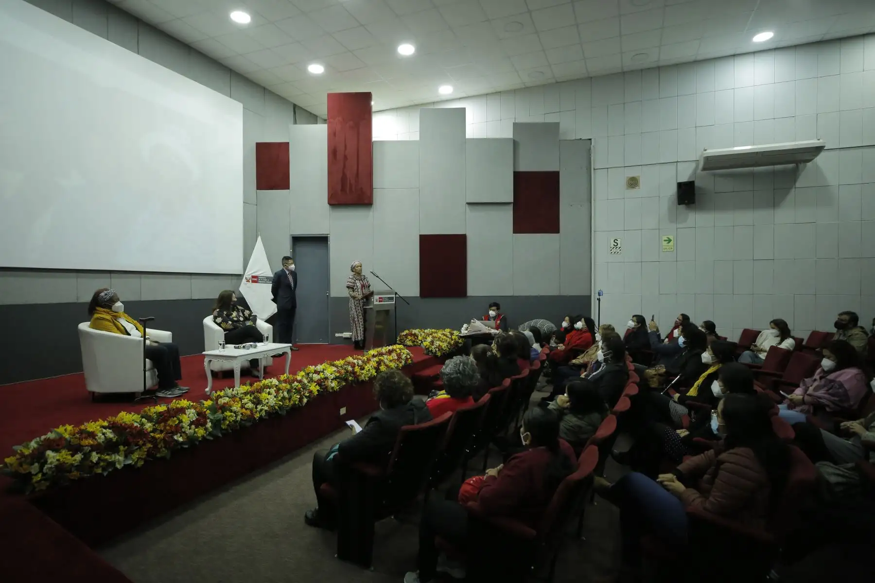 La ceremonia contó con la participación de la viceministra de la Mujer, María Pía Molero; familiares de la homenajeada, Graciela Zamudio, Elena Delgado y Elizabeth Peñaloza;  la regidora de la Municipalidad Metropolitana de Lima, Gloria Gonzáles; la presidenta de la Asociación de Mujeres Negras Trabajadoras del Perú- AMUNETRAP, Ernestina Ochoa; la secretaria del Departamento de la Mujer Trabajadora de la CGTP, Leddy Mozombite; la cantautora Ysabel Omega; así como las representantes de la Mesa de Trabajo Muj