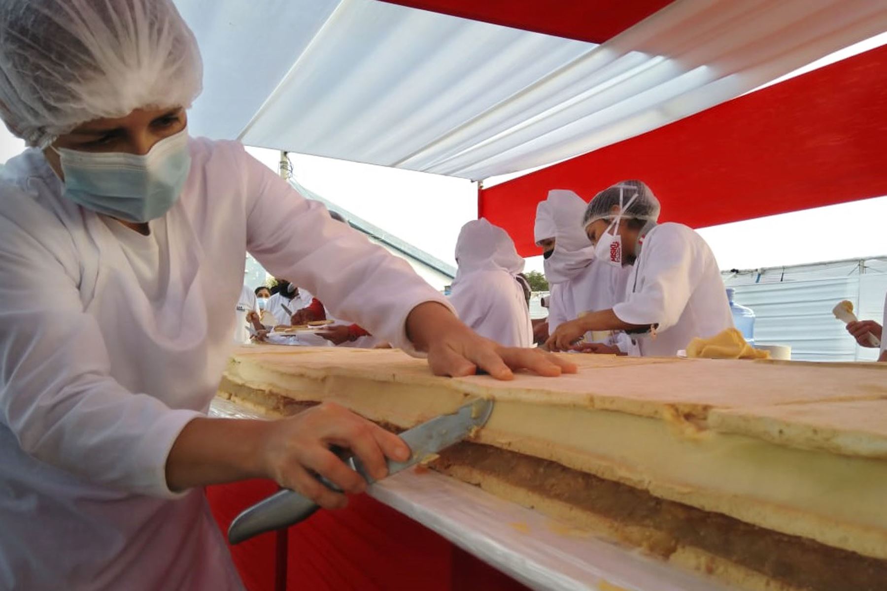 En la elaboración del king kong se utilizaron cerca de 300 kilos de manjar blanco, 250 kilos de dulce de piña e igual de cantidad de maní, así como 40 metros cuadrados de galletas. Foto: ANDINA/Difusión