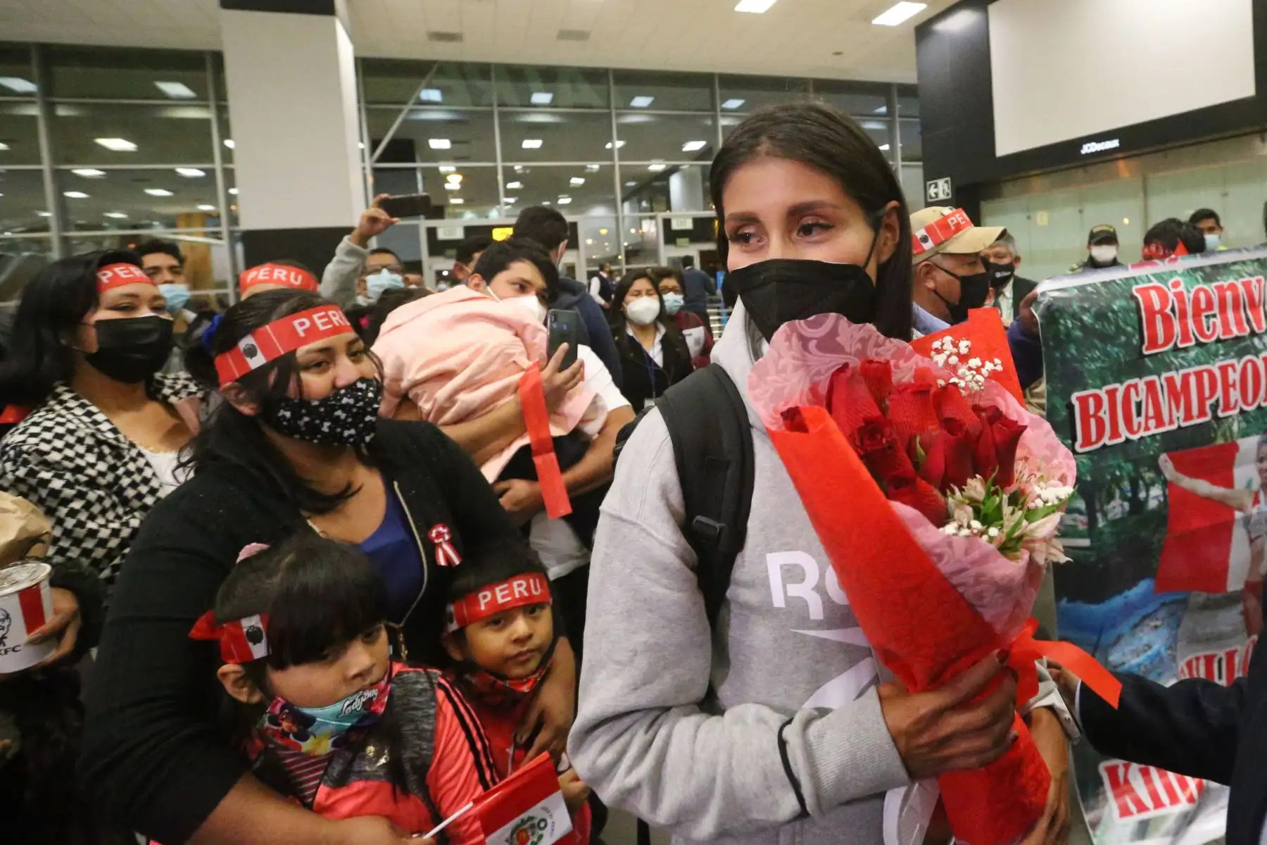 La atleta peruana Kimberly García León,  llega a Lima tras lograr dos medallas de oro en el Campeonato Mundial de Atletismo Oregon 2022, en los 20 y 35 kilómetros de marcha. Para luego colocar al Perú en el top 10 de este deporte por primera vez en su historia.
Foto: ANDINA/Eddy Ramos