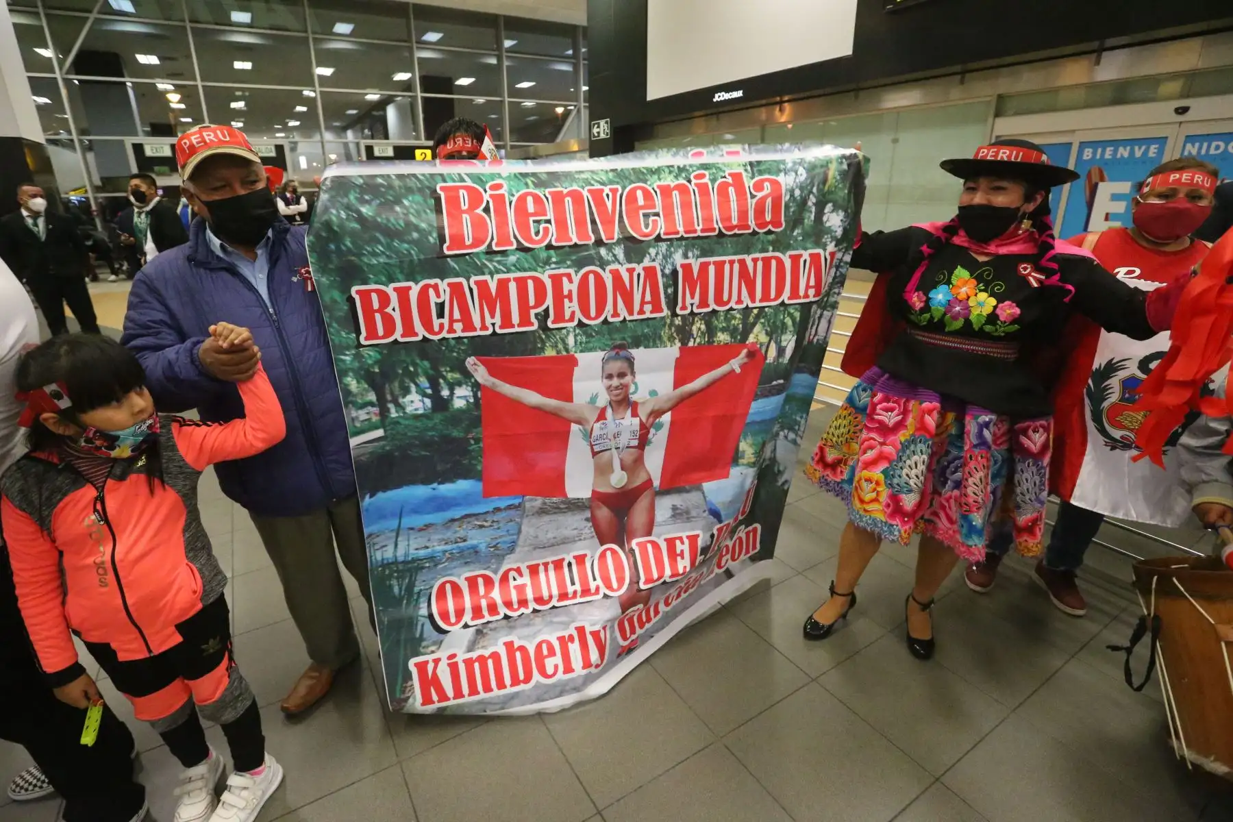 Nuestra campeona llega a la capital desde Dallas al Aeropuerto Internacional Jorge Chávez, donde es recibida por sus familiares y fanáticos.
Foto: ANDINA/Eddy Ramos