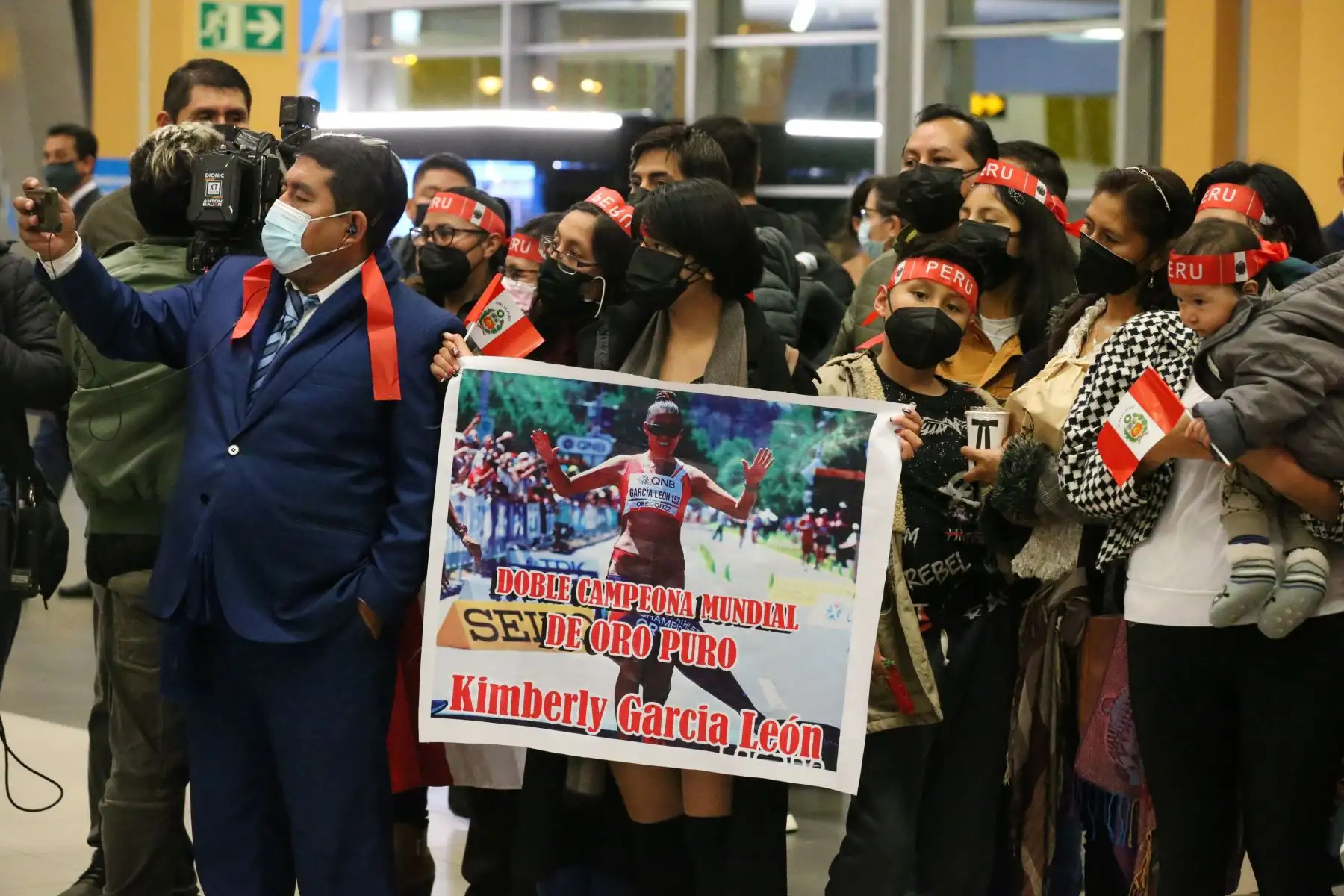 Nuestra campeona llega a la capital desde Dallas al Aeropuerto Internacional Jorge Chávez, donde es recibida por sus familiares y fanáticos.
Foto: ANDINA/Eddy Ramos