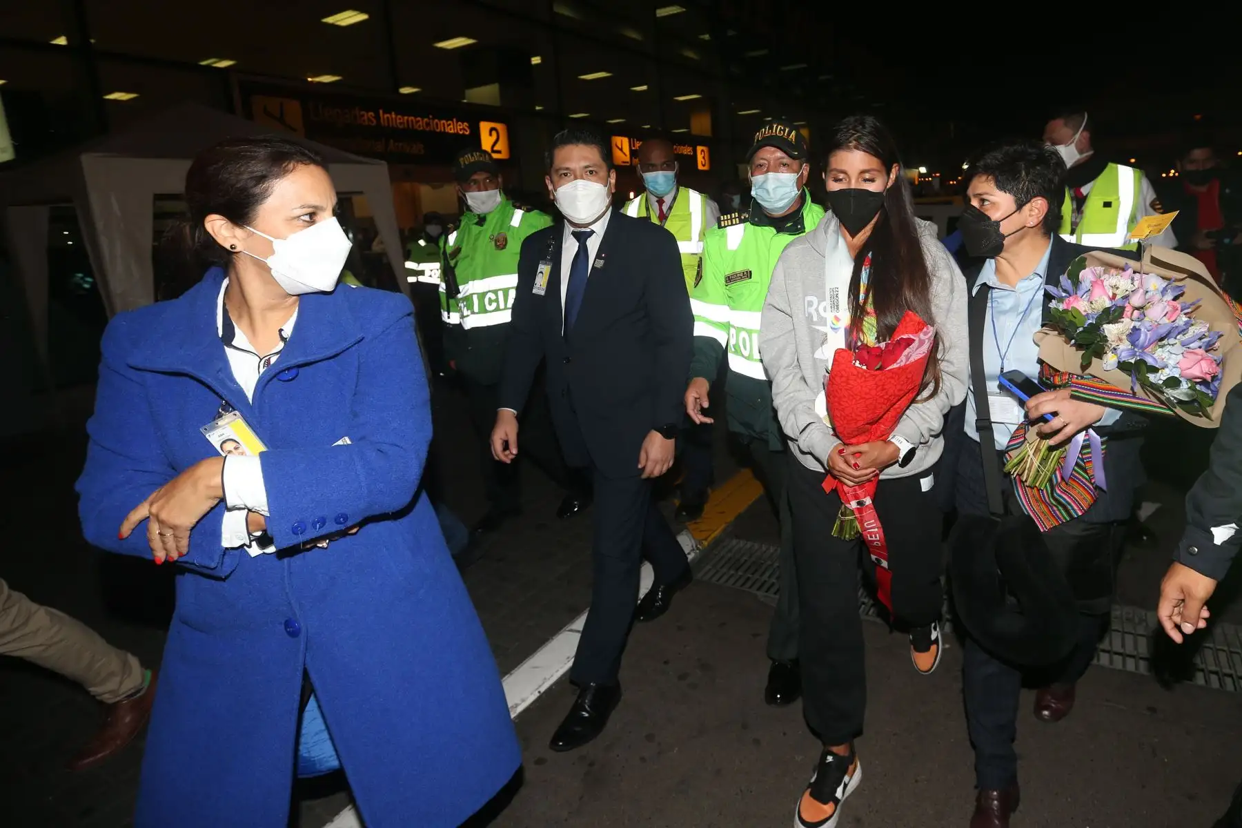Nuestra campeona llega a la capital desde Dallas al Aeropuerto Internacional Jorge Chávez, donde es recibida por sus familiares y fanáticos.
Foto: ANDINA/Eddy Ramos