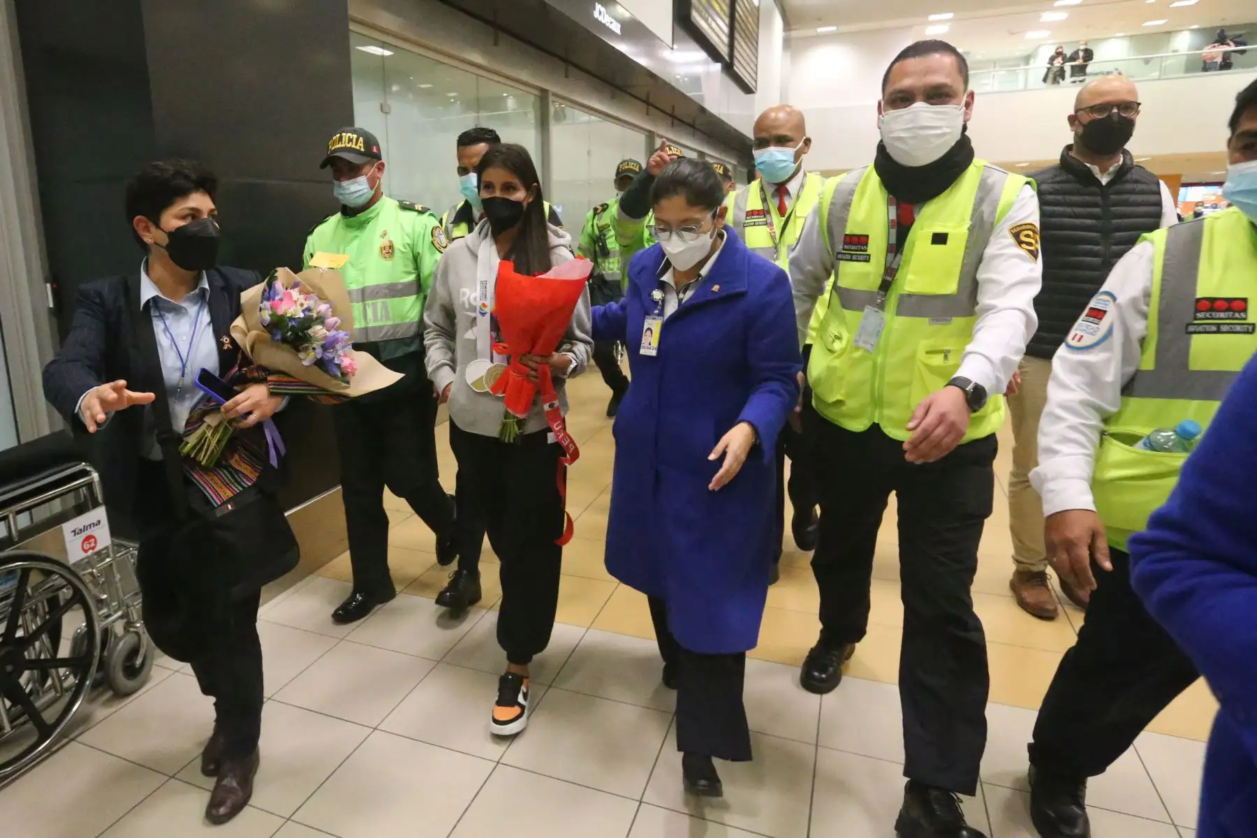 Nuestra campeona llega a la capital desde Dallas al Aeropuerto Internacional Jorge Chávez, donde es recibida por sus familiares y fanáticos.
Foto: ANDINA/Eddy Ramos